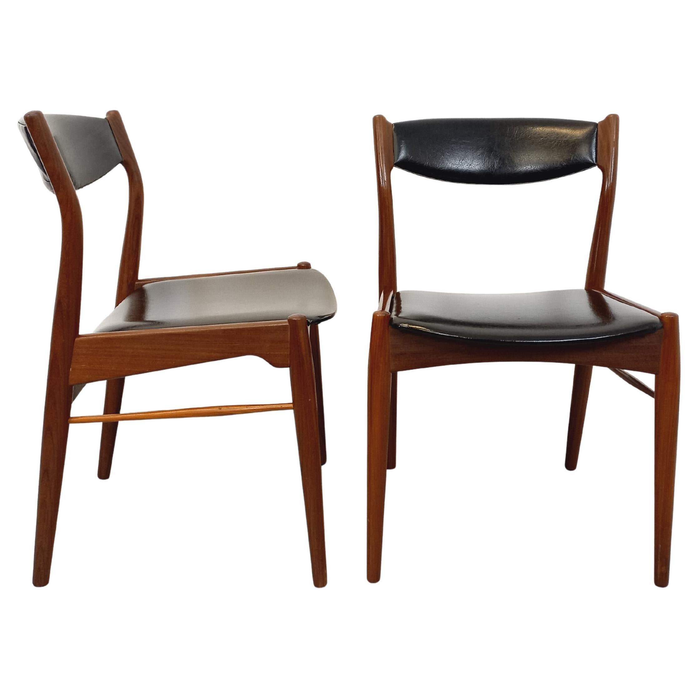 Paire de chaises scandinaves vintage en teck et skai des années 50 60