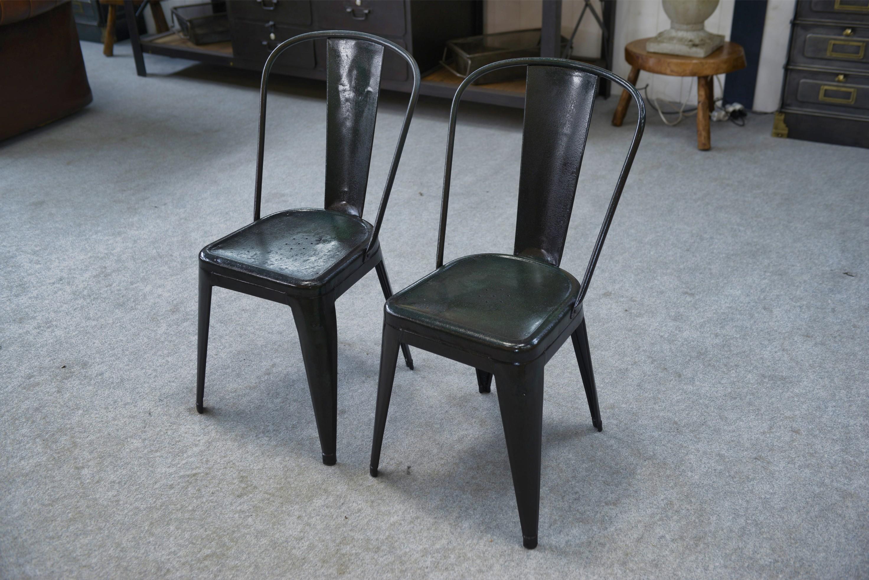 Paire de chaises Tolix par Xavier Pauchard première édition fin 1920's

La chaise Tolix A, créée en 1925 par l’industriel bourguignon Xavier Pauchard, pionnier de la galvanisation en France, est un véritable emblème du mobilier industriel.