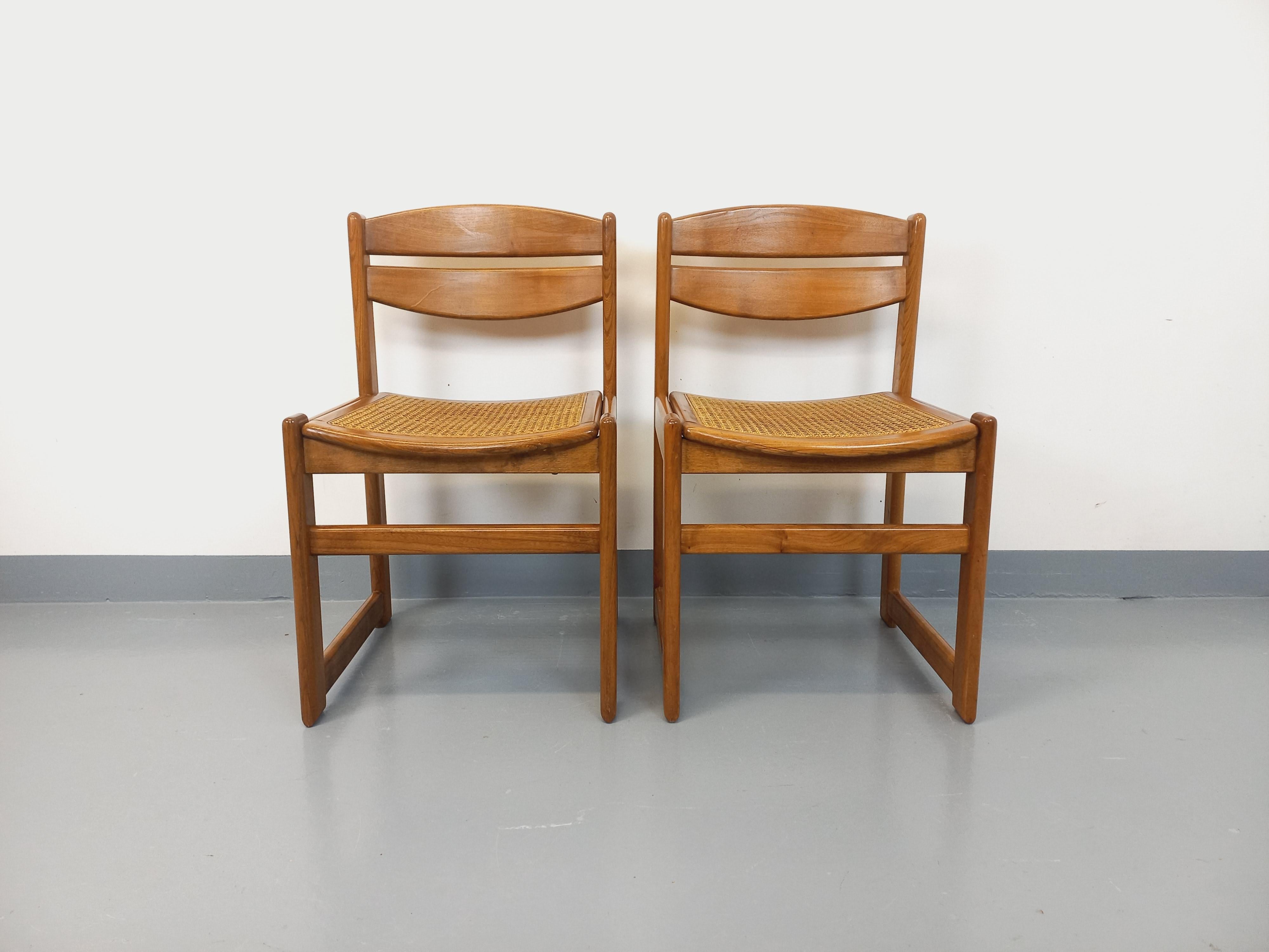 Suite di 2 sedie a sdraio vintage degli anni 70-80, strutture e dossier in bois de hêtre massif, sedili in cannage di qualità, piedini traîneau, très bon état général avec quelques signes du temps qui passe.
Rif. 250 420
Altezza: 80 cm
Dimensioni: