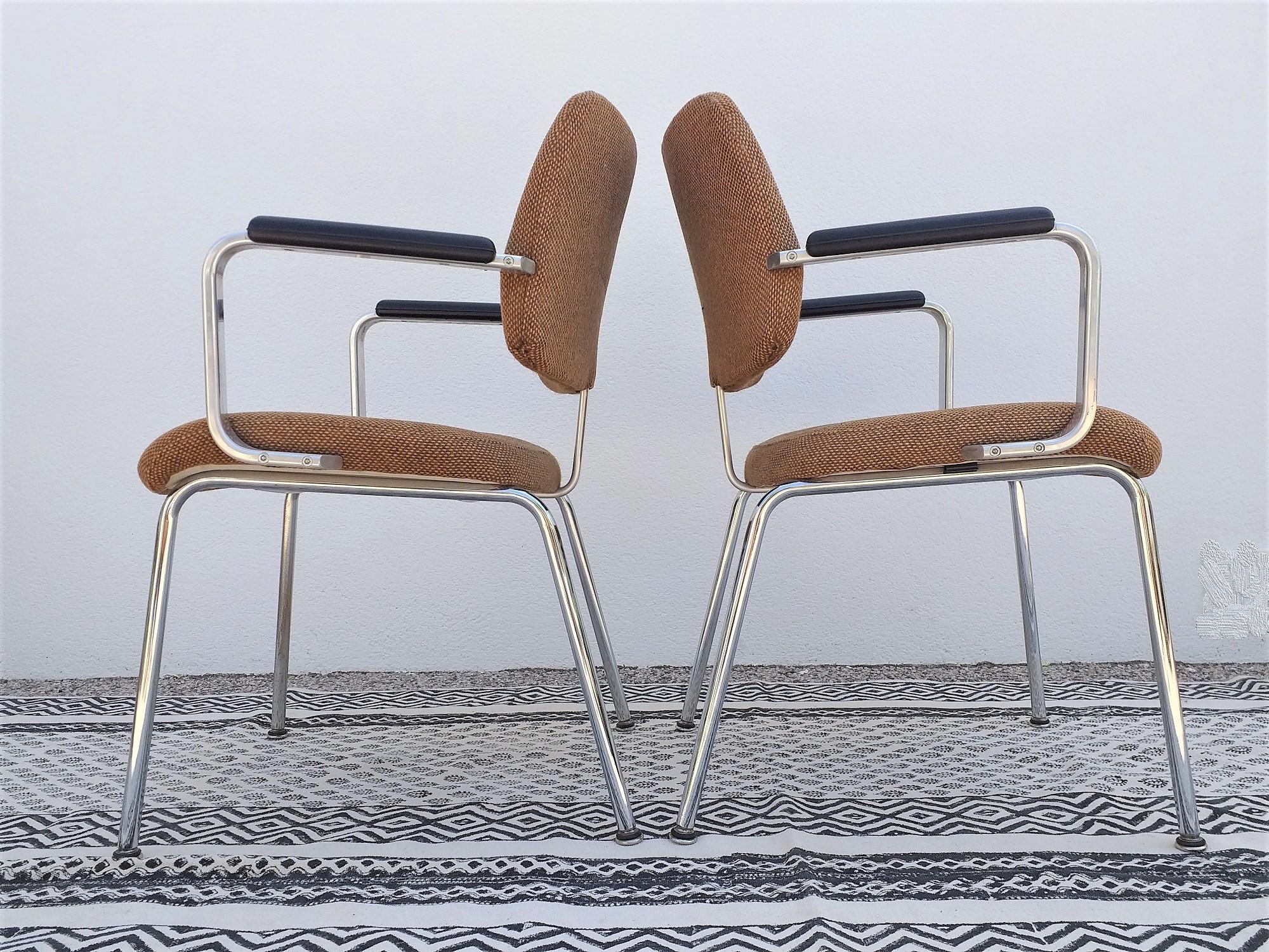 Paire de chaises des années 1980 en état correct mais le tissu est fatigué.
Le chrome est piqué un peu partout.