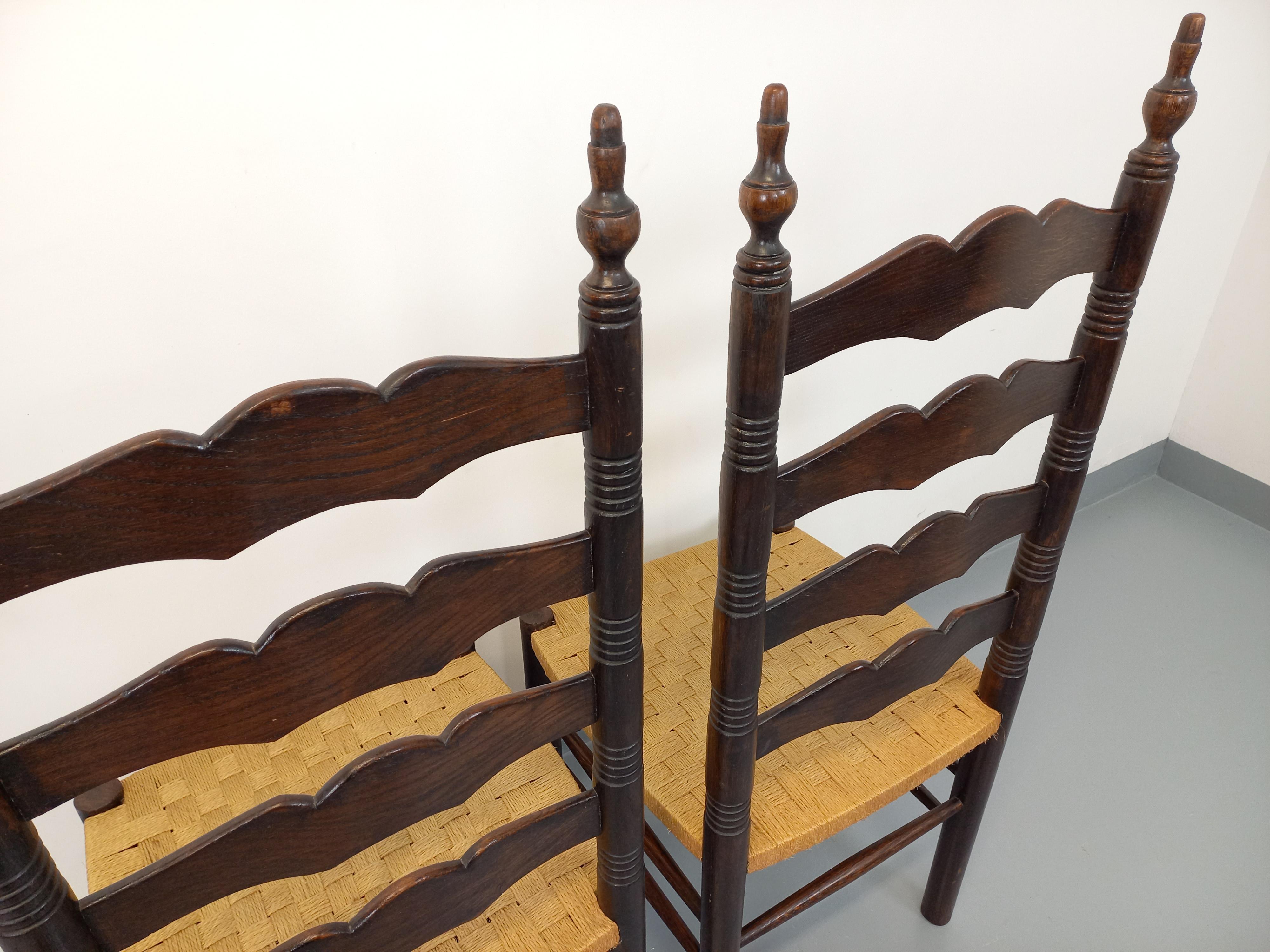 Suite de 2 chaises vintage style Arts & Crafts des années 50, dans le style de Antonio Calligaris, en bois de chêne et assises en corde, magnifique design avec dossiers hauts et superbe tressage des assises. Très bon état général avec seulement deux