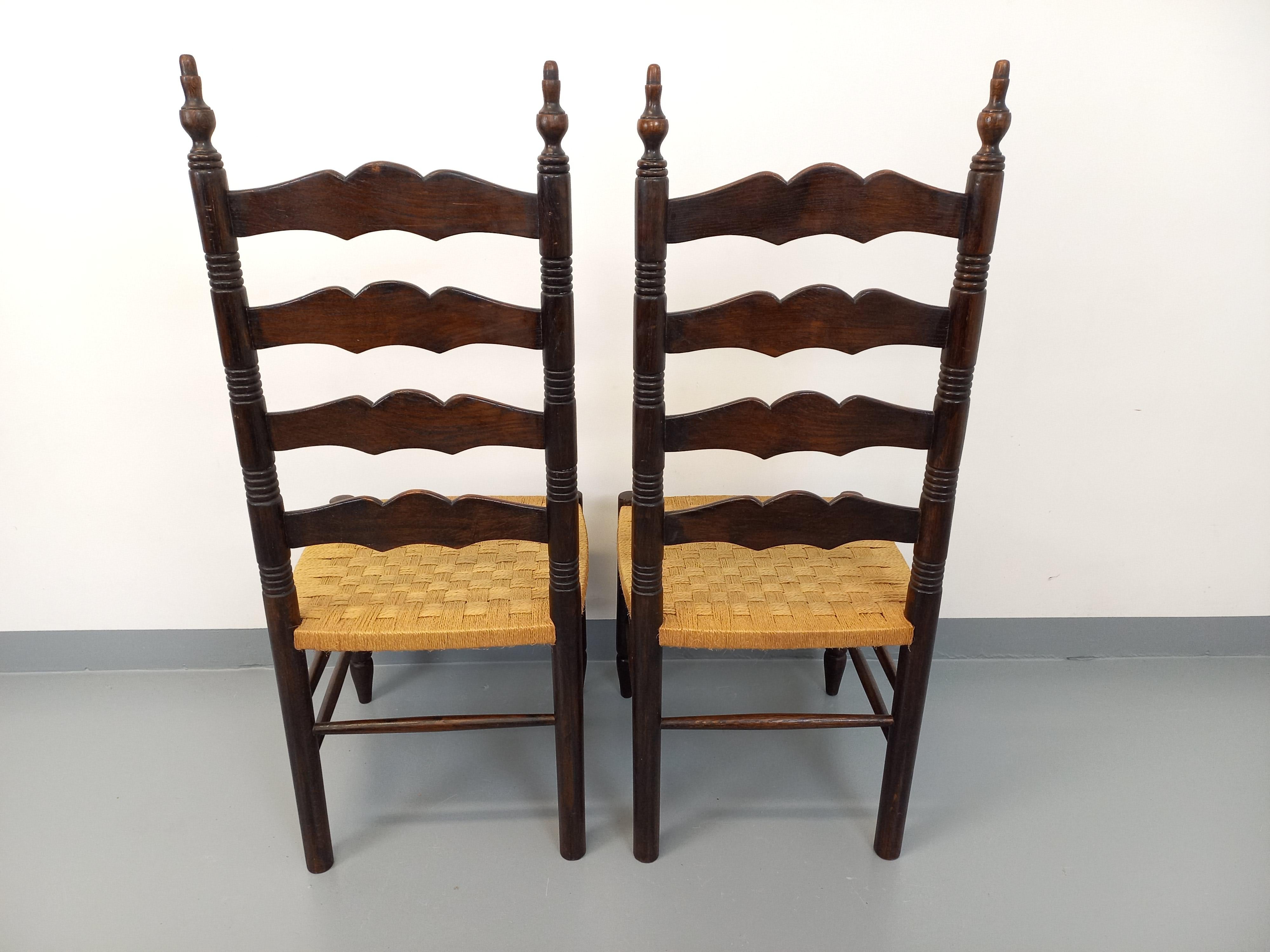 Paare von Liegen im Vintage Arts & Craft Stil Antonio's aus Holz (Moderne der Mitte des Jahrhunderts) im Angebot