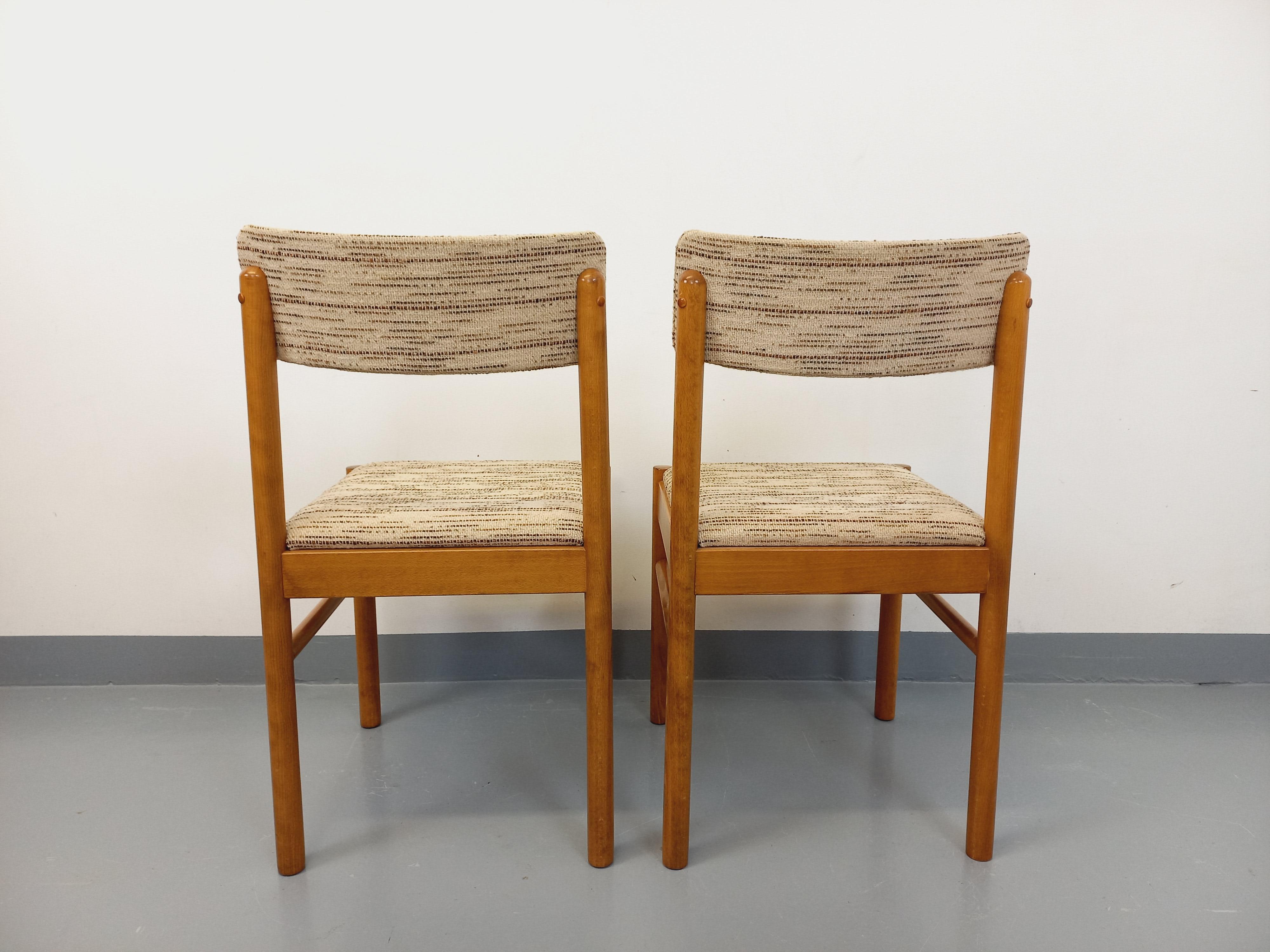Coppia di chaise vintage Boi in legno e tessuto degli anni '70 in vendita 11
