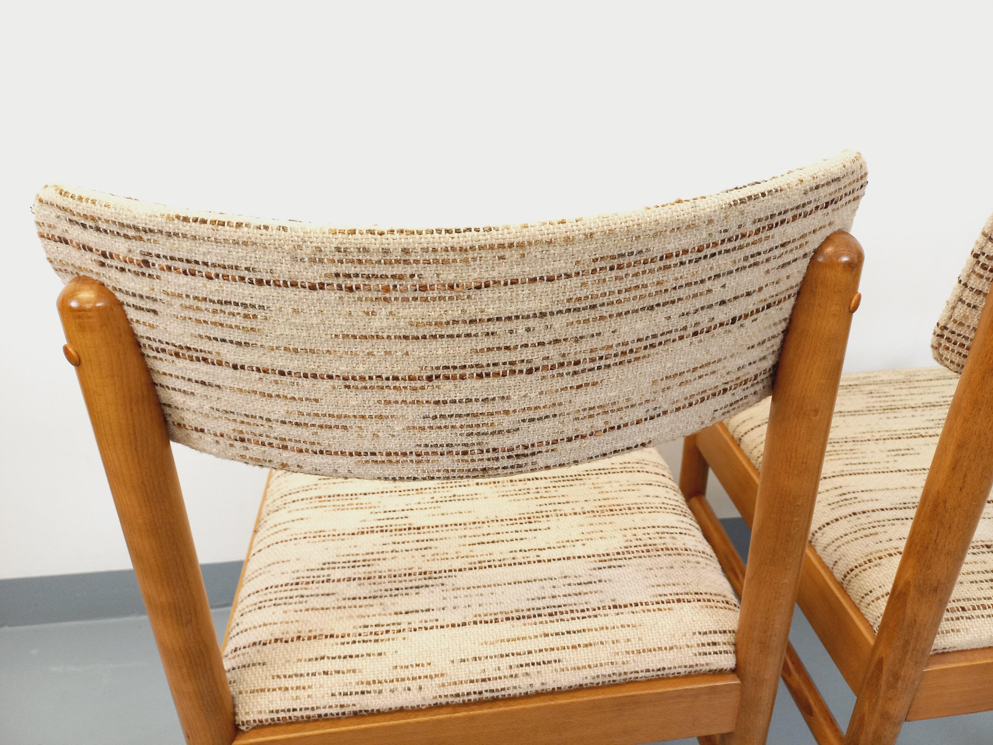 Coppia di chaise vintage Boi in legno e tessuto degli anni '70 in vendita 12