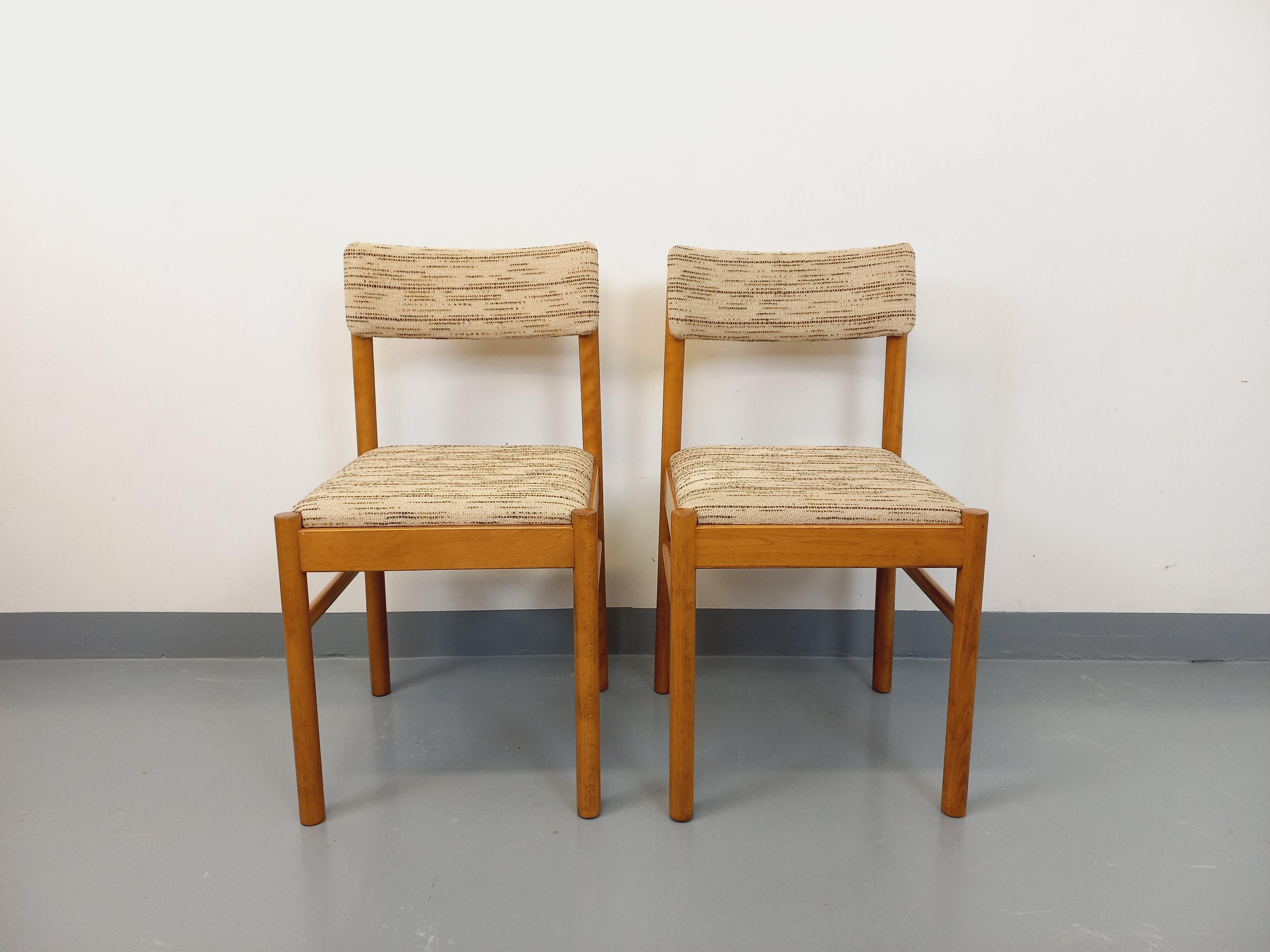 Suite di 2 chaises vintage degli anni '70, della manifattura francese Boi, in bois de hêtre doré clair, dossiers et assises en tissu de laine d'origine dans les tons beige et brun, modèle Nadia produit dans les années 70 à la même époque que la