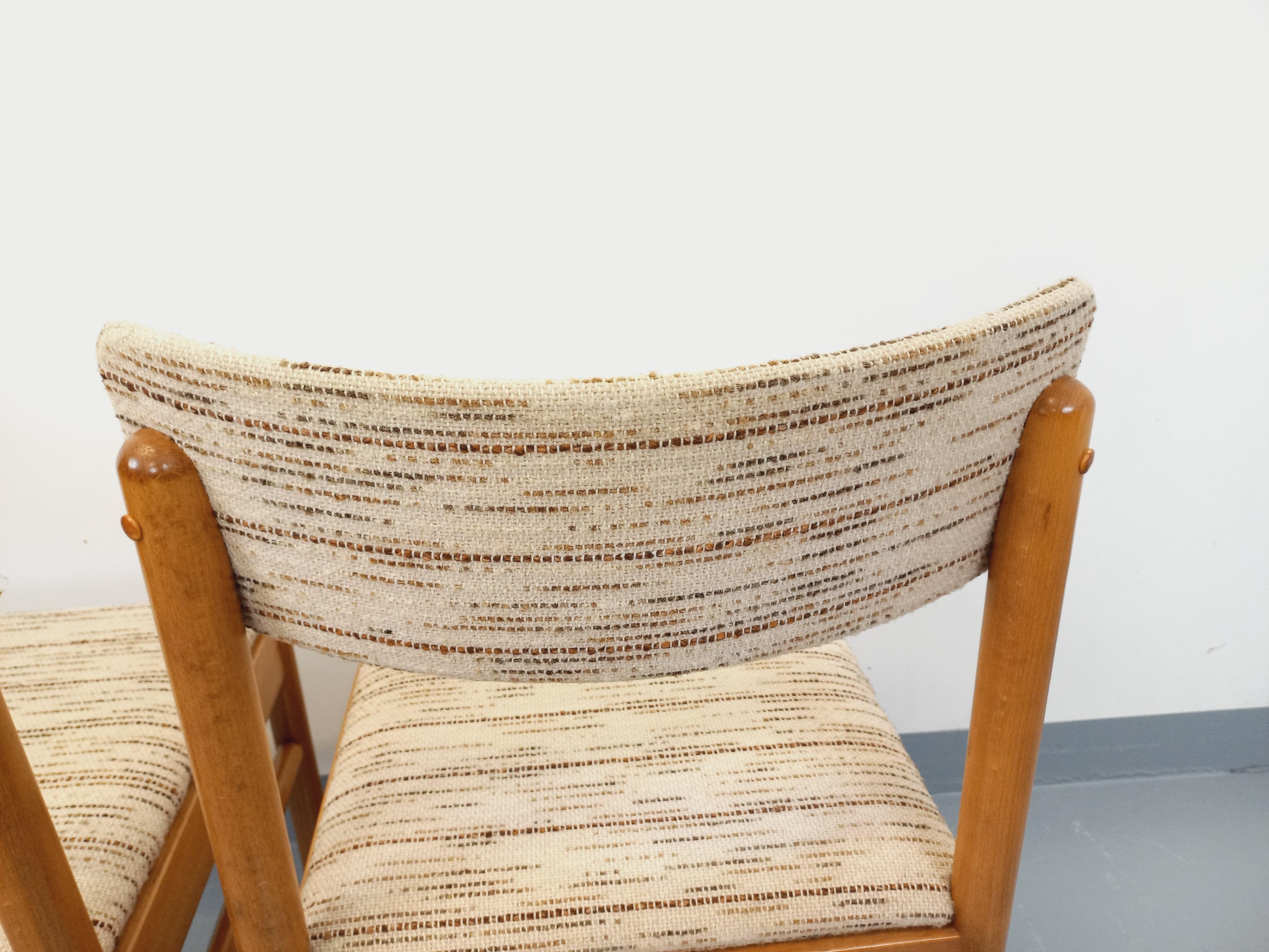 Coppia di chaise vintage Boi in legno e tessuto degli anni '70 in vendita 13