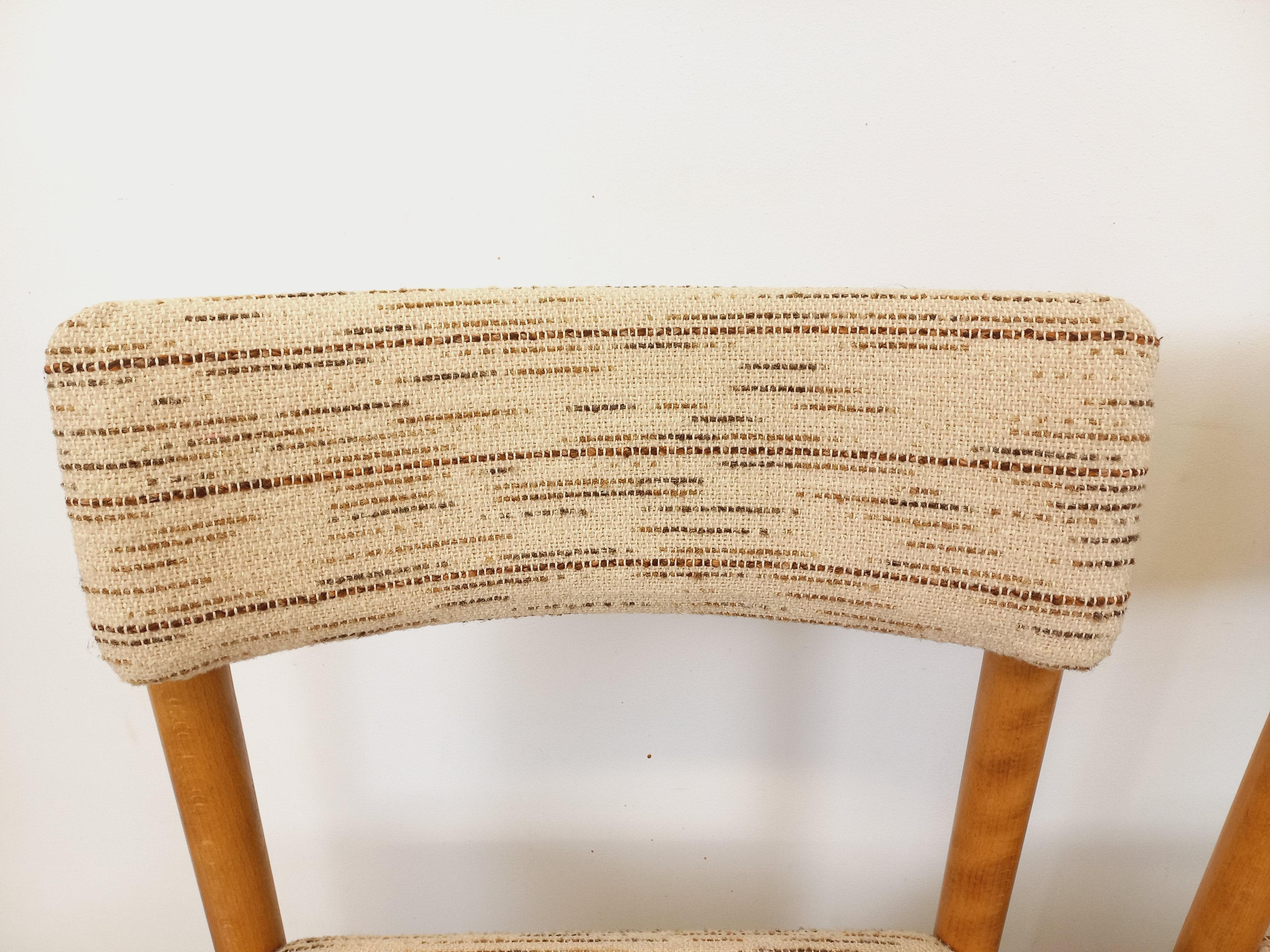 Francese Coppia di chaise vintage Boi in legno e tessuto degli anni '70 in vendita