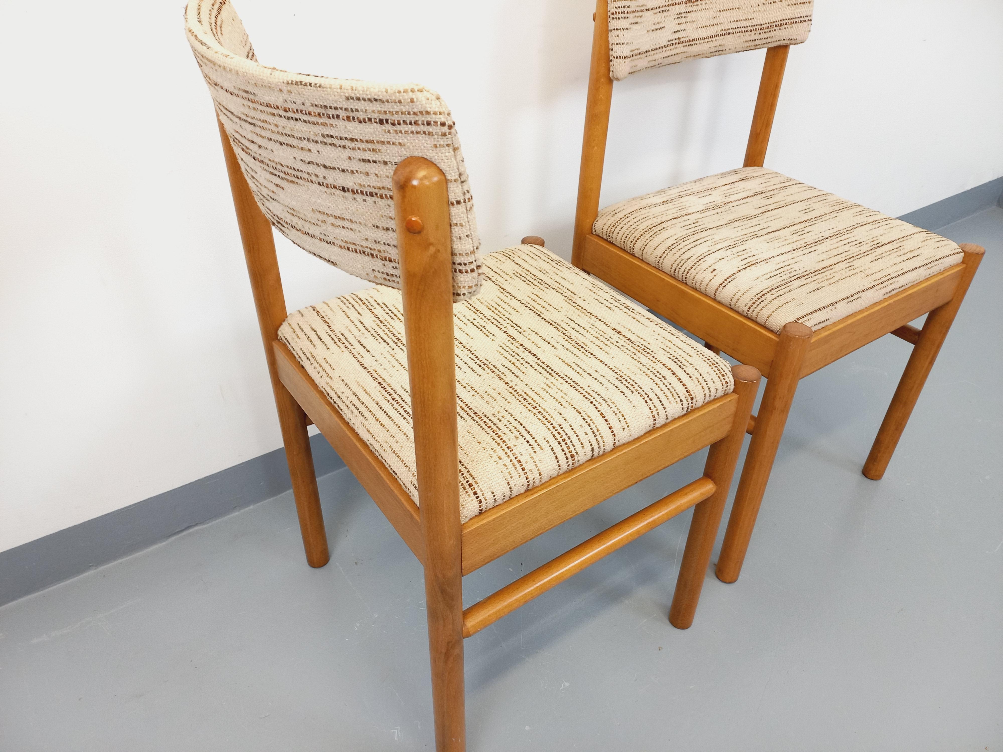 Legno Coppia di chaise vintage Boi in legno e tessuto degli anni '70 in vendita