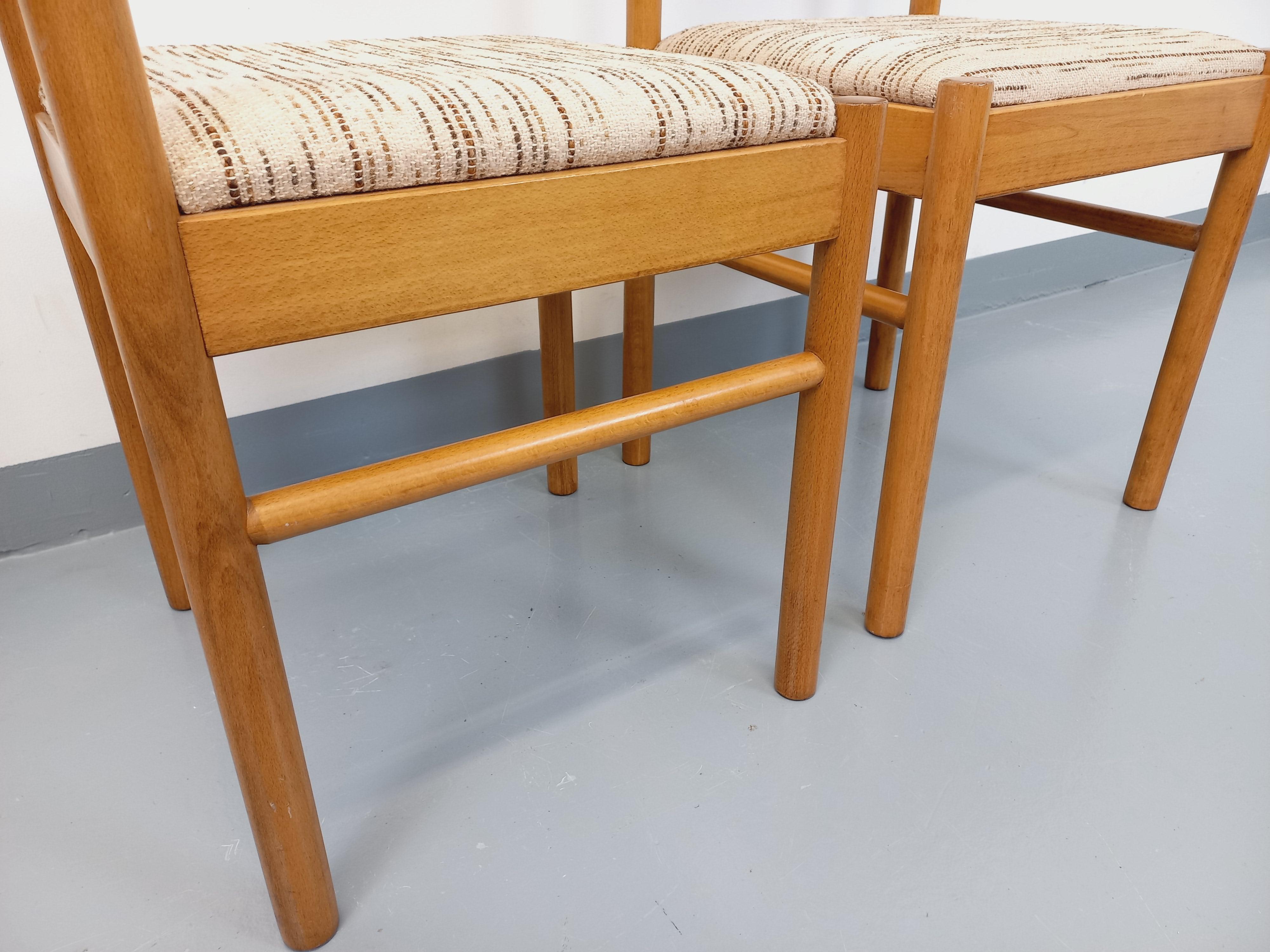 Coppia di chaise vintage Boi in legno e tessuto degli anni '70 in vendita 1