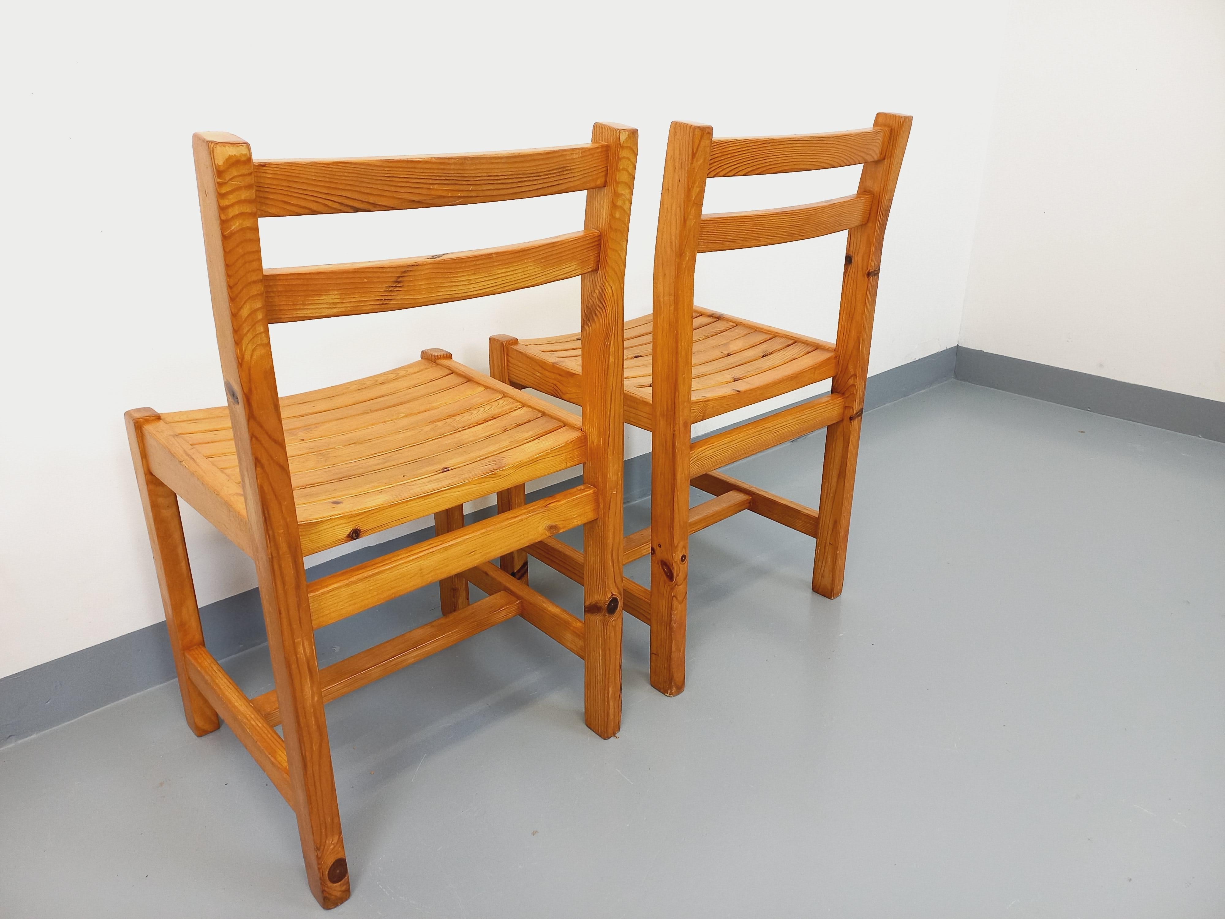 Suite con 2 poltrone vintage degli anni '70, secondo il gusto di Charlotte Perriand, modello La Cascade aux Arcs 1600, o secondo lo stile di André Sornay, stile chalet rustico, con spille e tralicci. Buono stato generale con segni e macchie del