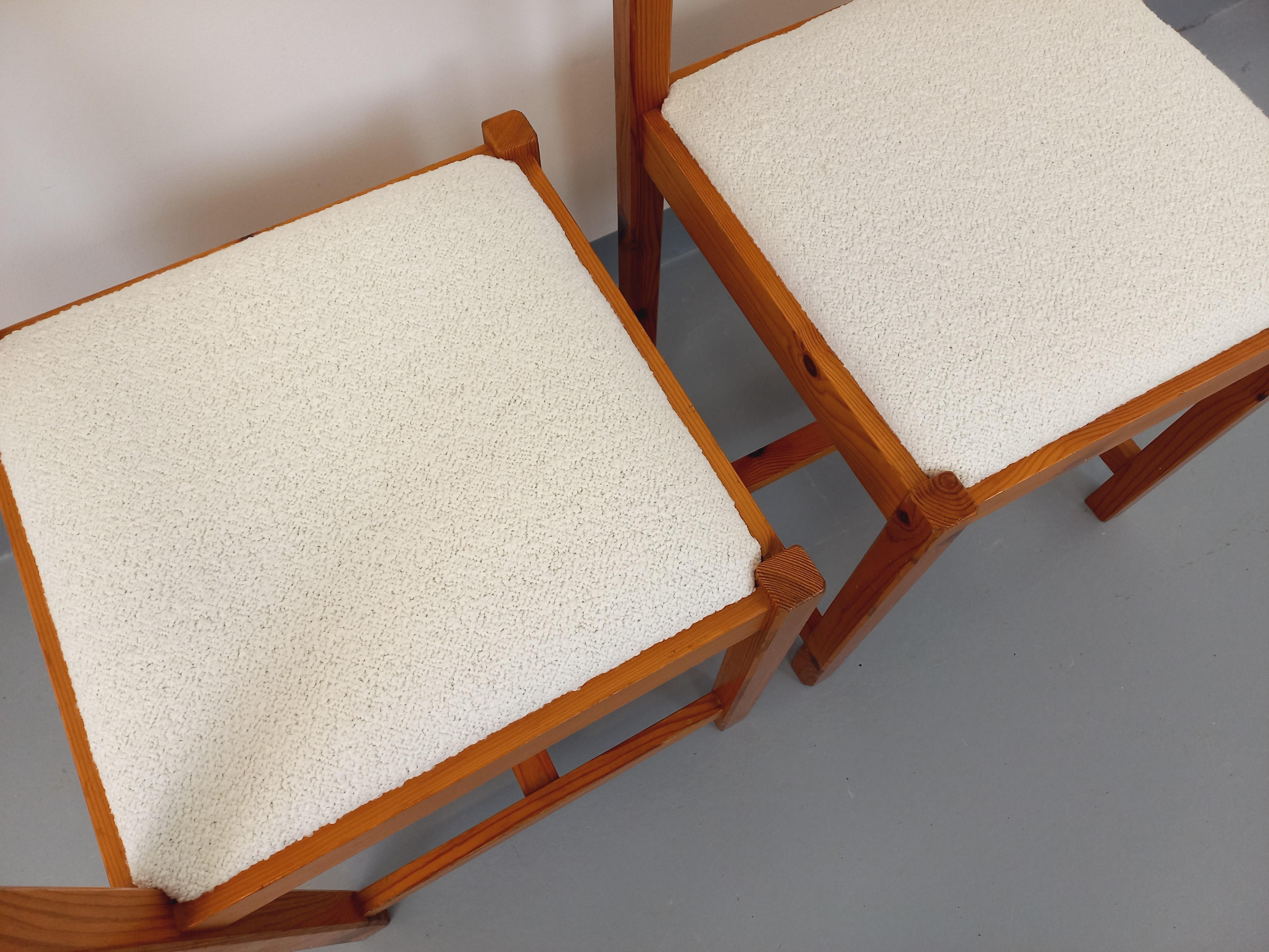 Suite di 2 chaises vintage degli anni '70, in bois de pin, assises rénovées en très joli tissu bouclette blanc, confort ferme, dans le style de Roland Haeusler pour Maison Regain, Ilmari Tapiovaara, ou encore Charlotte Perriand, très bon état