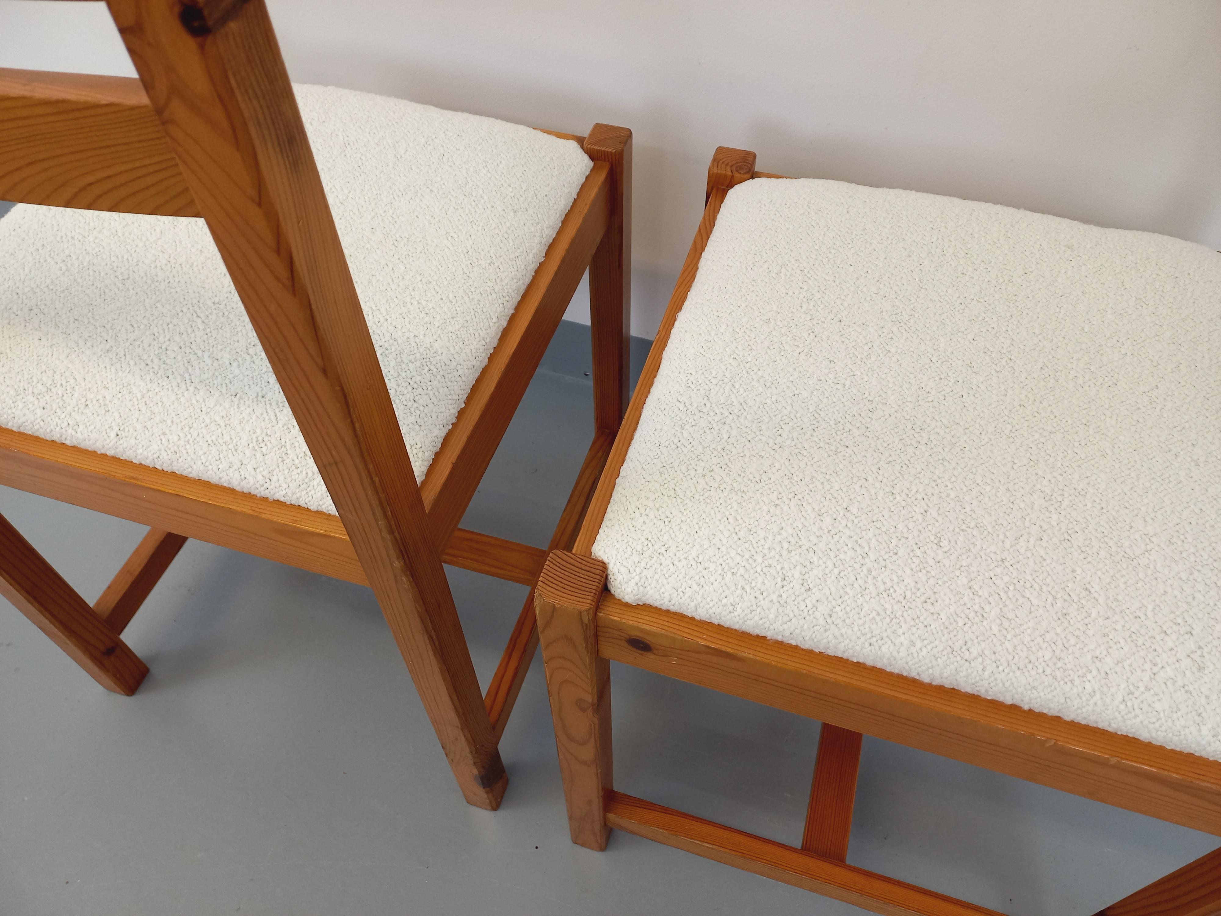 Francese Coppia di chaise vintage in spillo e tessuto bouclette bianco degli anni '70 in vendita