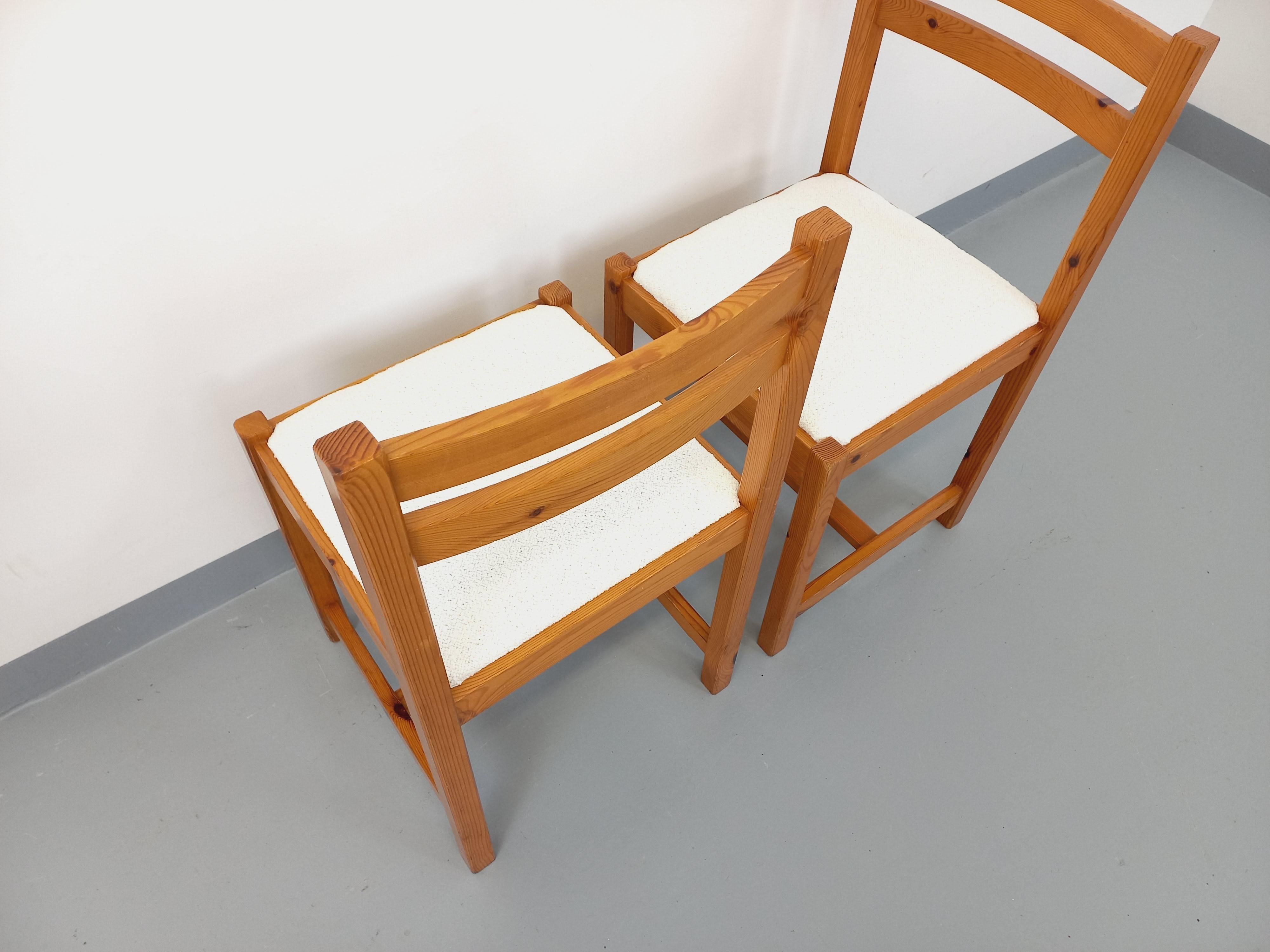 Coppia di chaise vintage in spillo e tessuto bouclette bianco degli anni '70 In condizioni buone in vendita a BESANÇON, FR