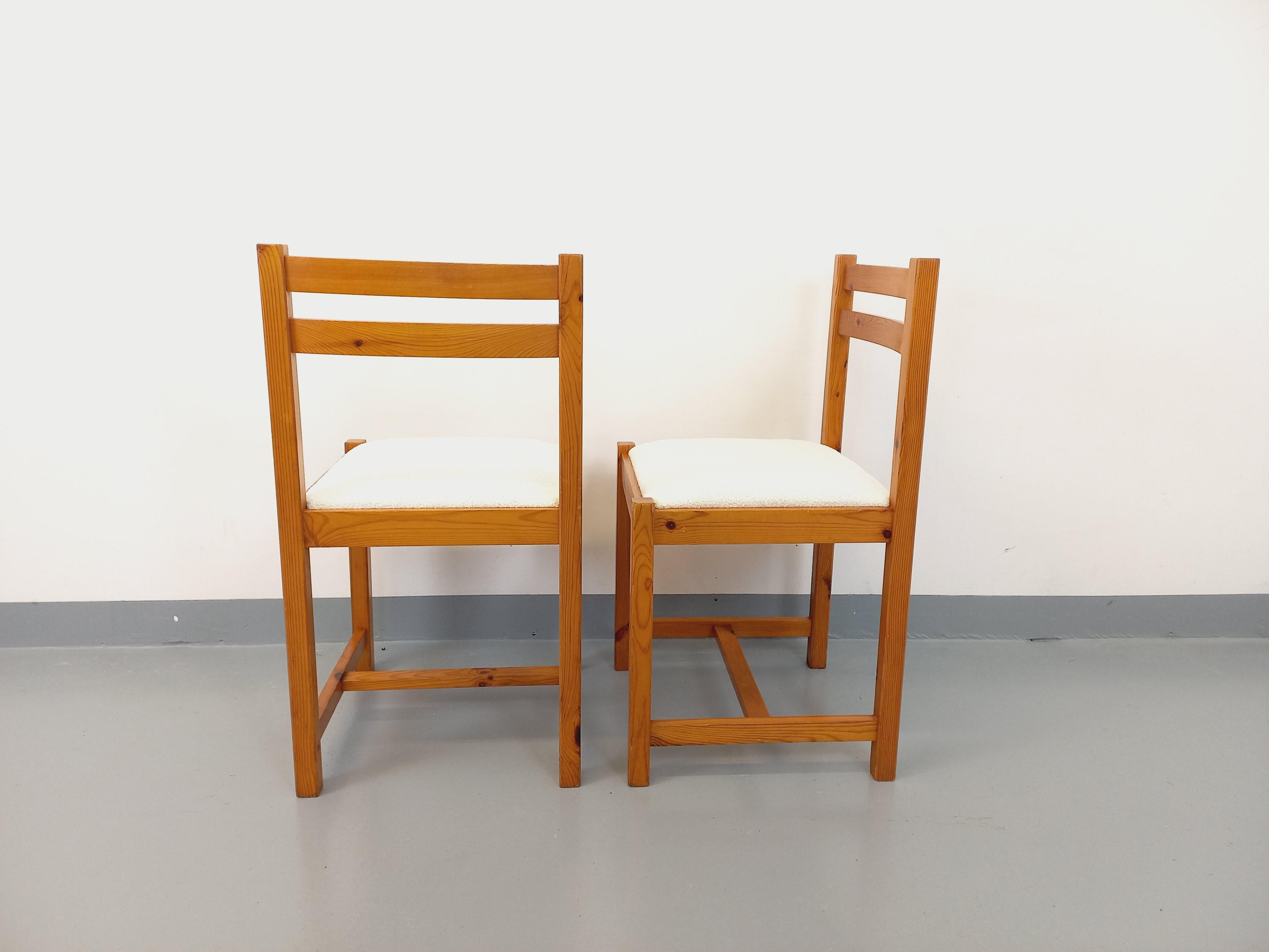 Fine XX secolo Coppia di chaise vintage in spillo e tessuto bouclette bianco degli anni '70 in vendita