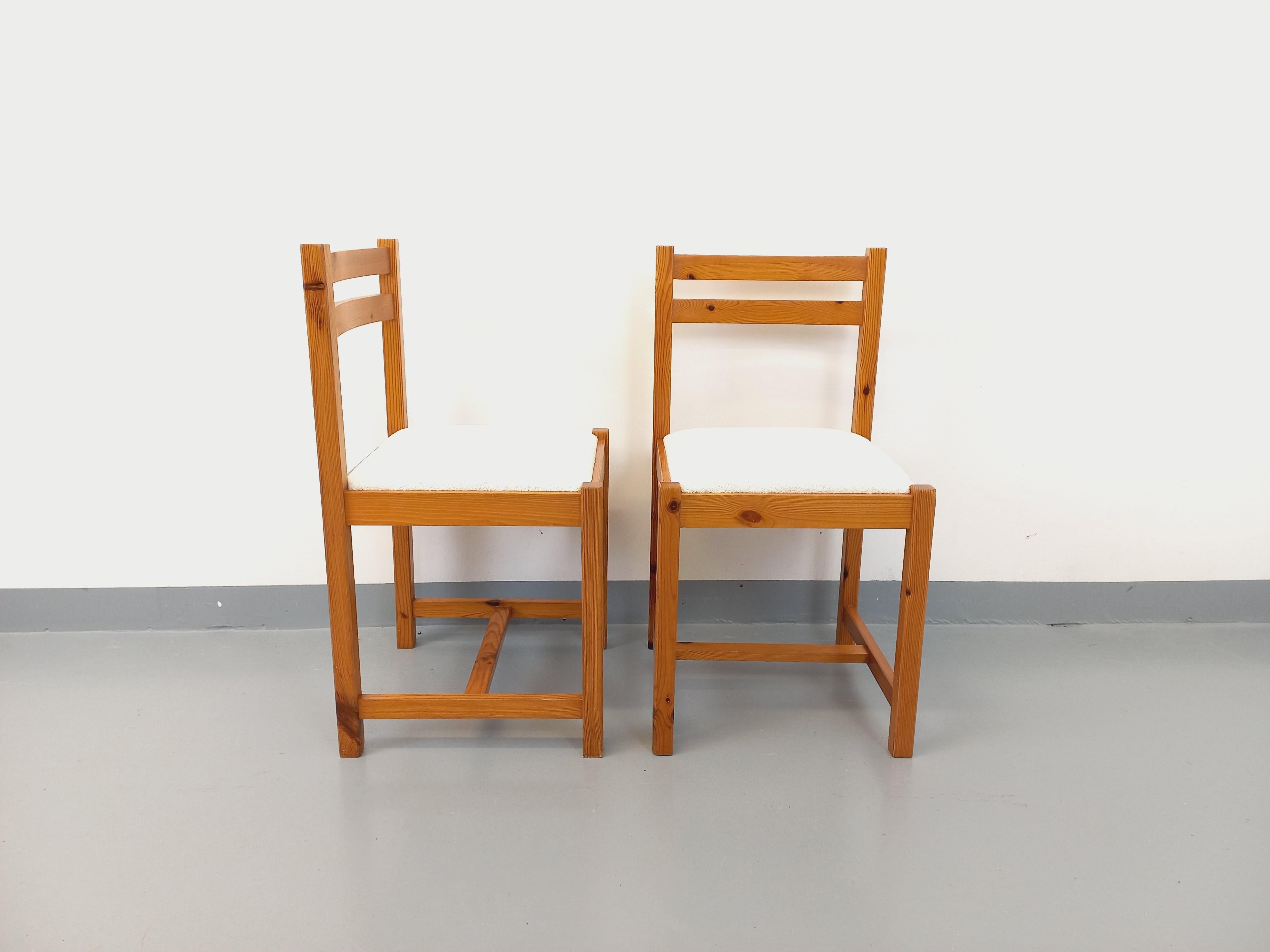 Pino Coppia di chaise vintage in spillo e tessuto bouclette bianco degli anni '70 in vendita