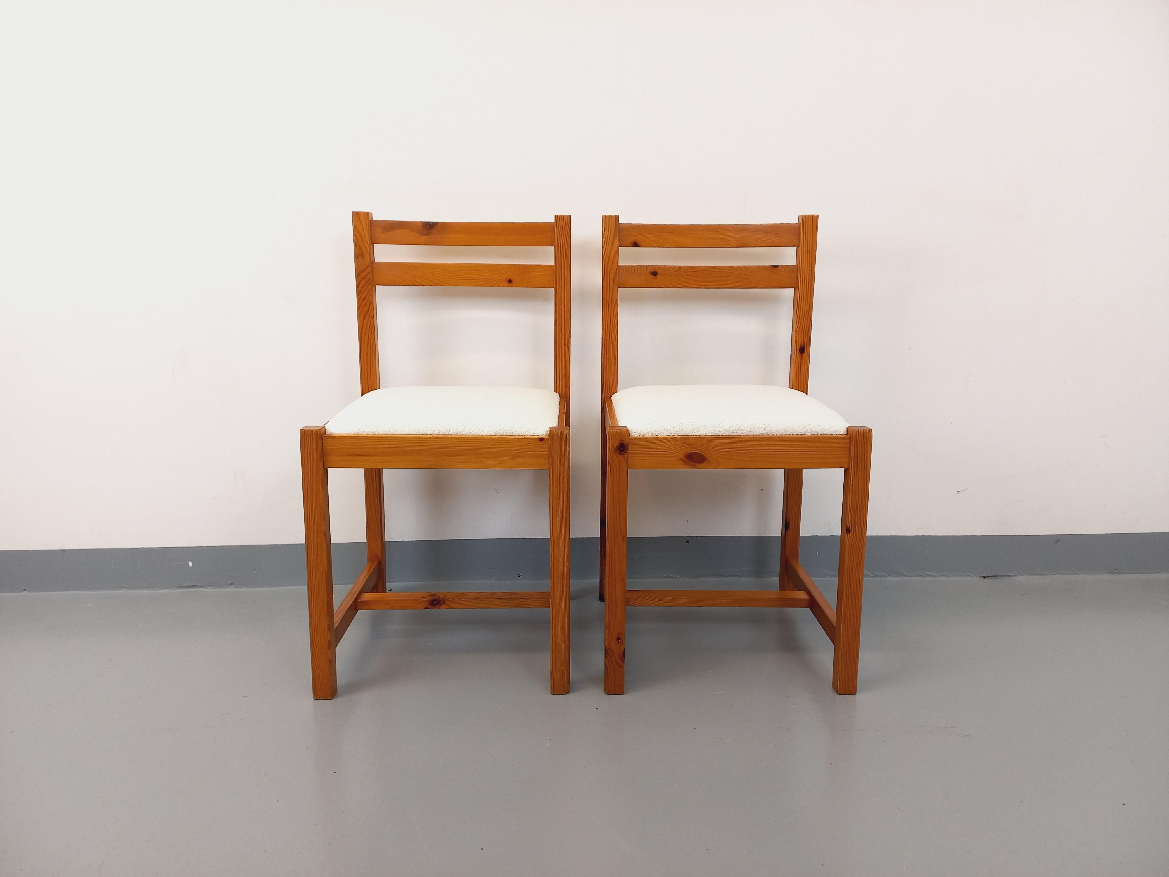 Coppia di chaise vintage in spillo e tessuto bouclette bianco degli anni '70 in vendita 1