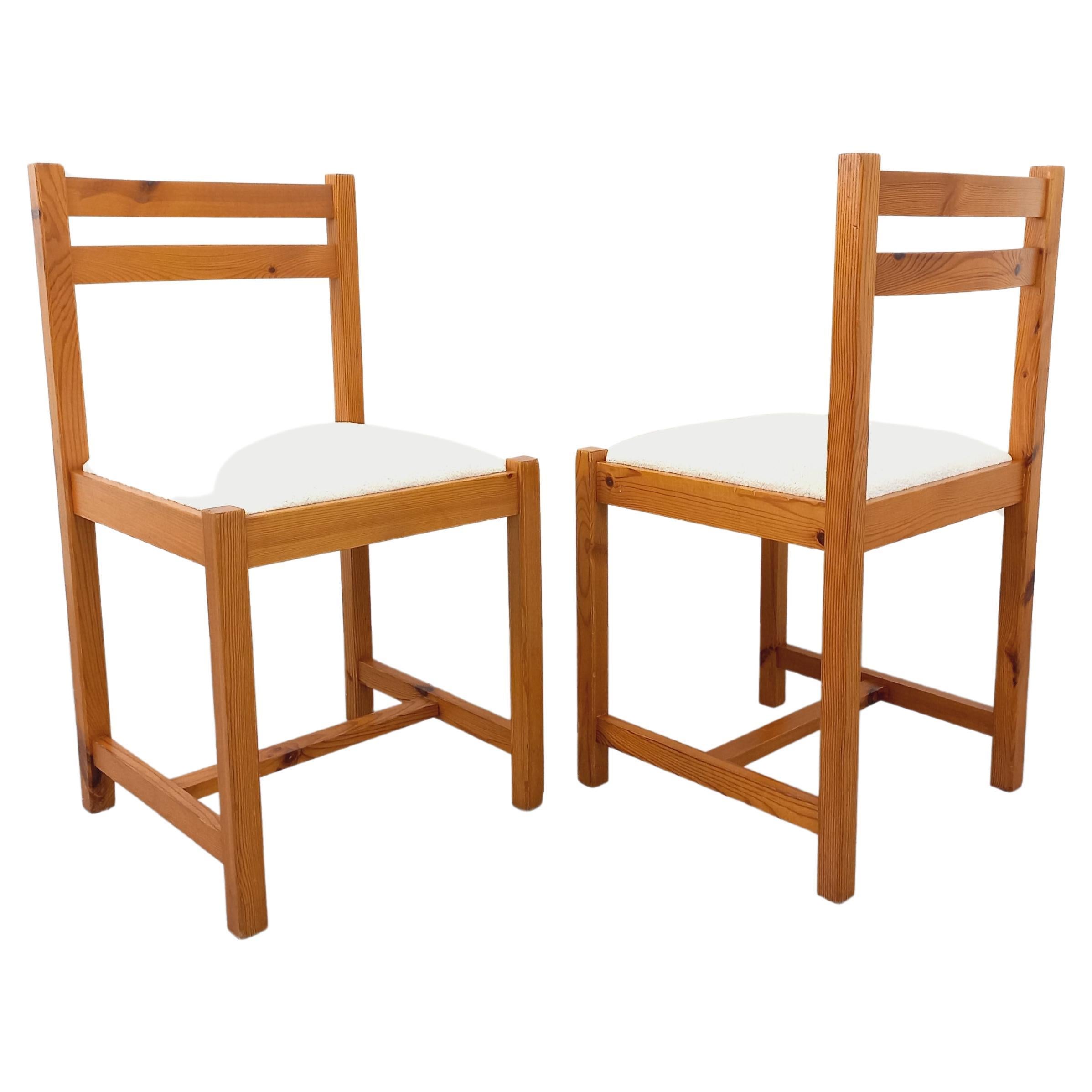 Coppia di chaise vintage in spillo e tessuto bouclette bianco degli anni '70