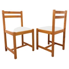 Paire de chaises vintage en pin et tissu bouclette blanc des années 70