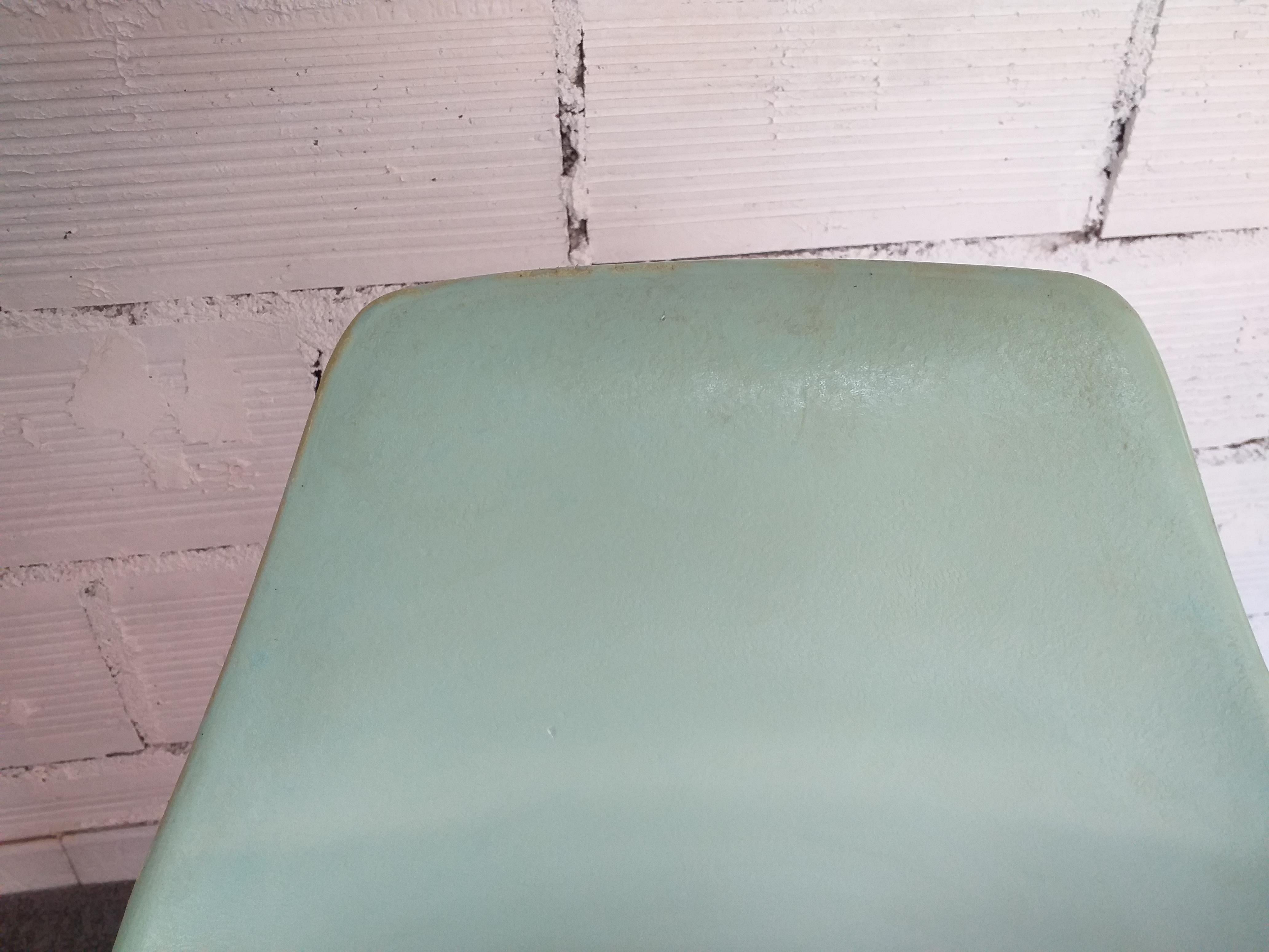 Paire de chaiss en plastique vintage In Distressed Condition For Sale In SAINT-CLÉMENT-DE-RIVIÈRE, FR