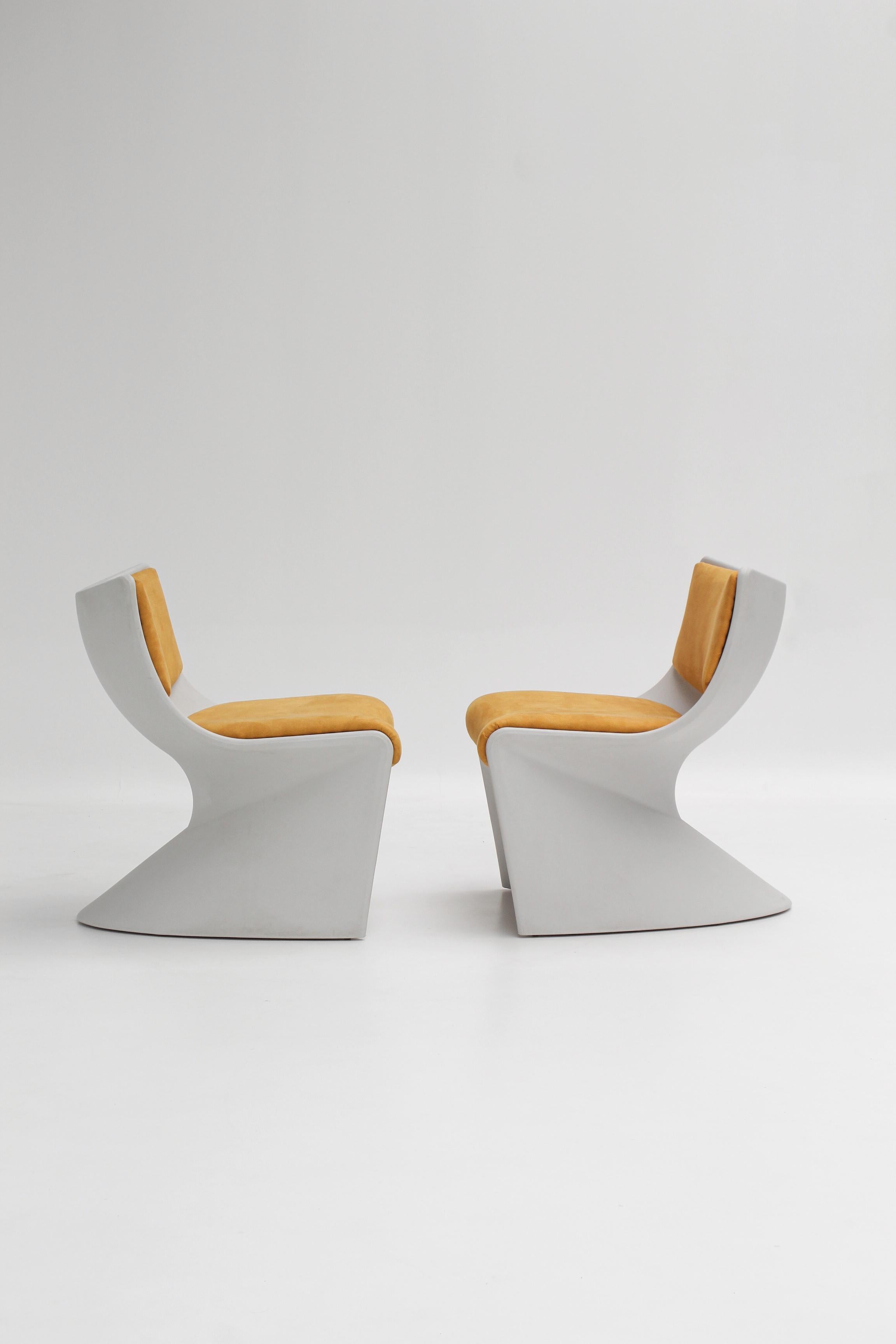 Ère spatiale Paire de chauffeuses A Space par Angelo Pinaffo & Paolo Scagnellato en vente