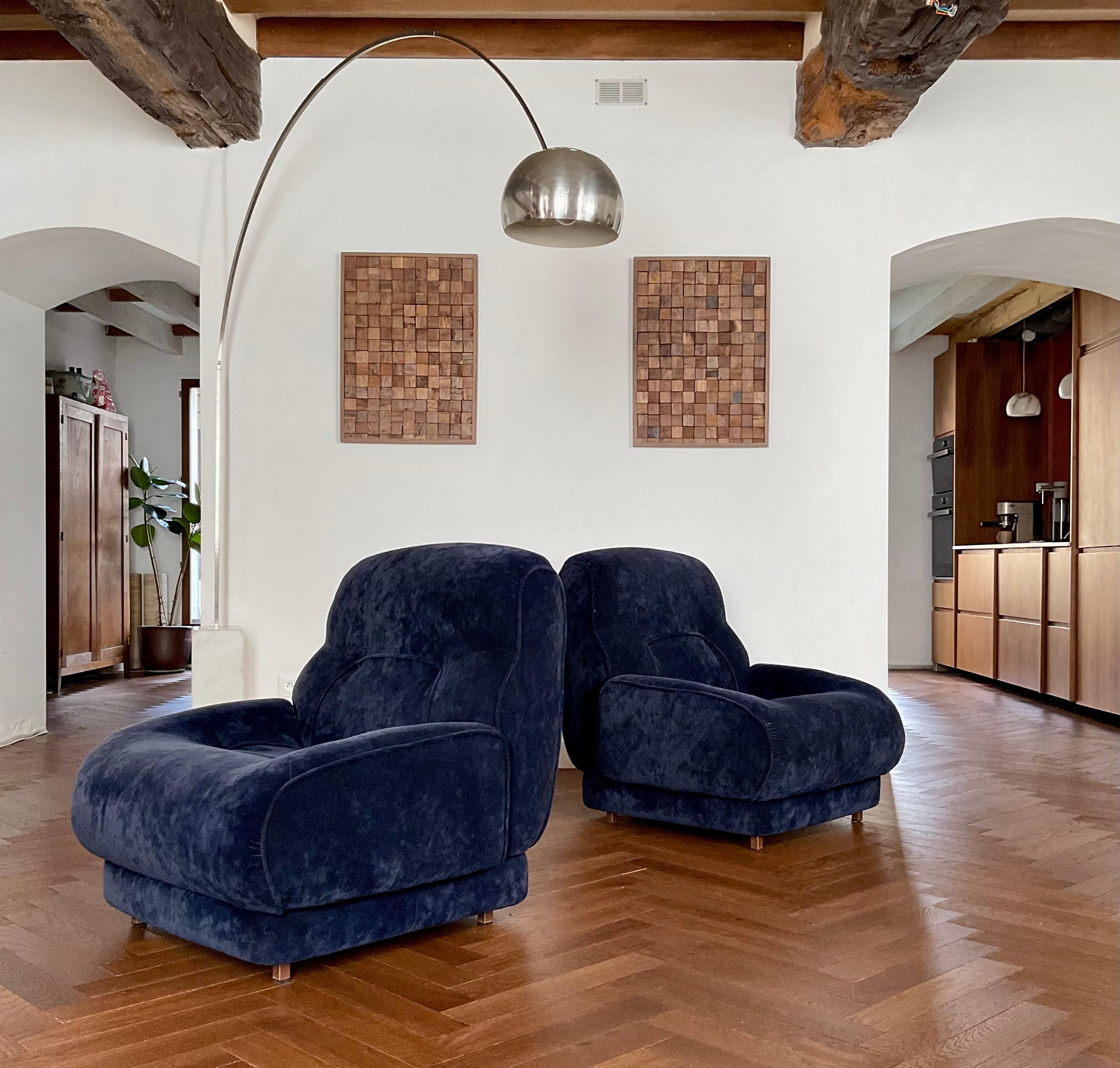 Paire de Chauffeuses en velours bleu marine vintage années 70.
Très confortables
En très bel état
Dimensiones:
80 x 80 x 85 cm de altura
