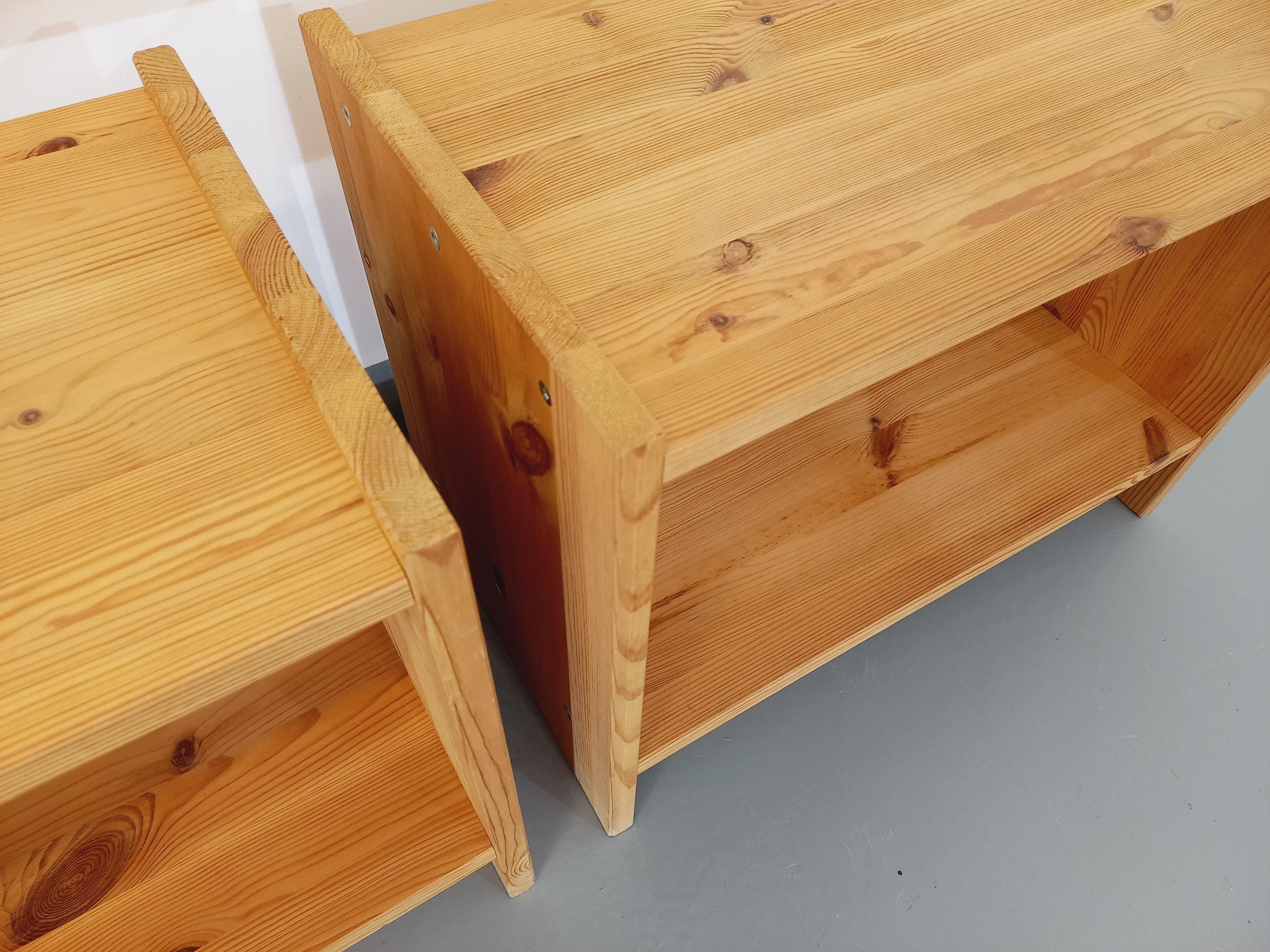 2 tables de chevet vintage, en pin, conception épurée, très bon état général, différence de coloration due à la lumière naturelle sur le plateau bas d’un des chevets (visible sur photos).
Ref 230 224
Hauteur : 41 cm
Largeur : 52 cm
Profondeur : 30