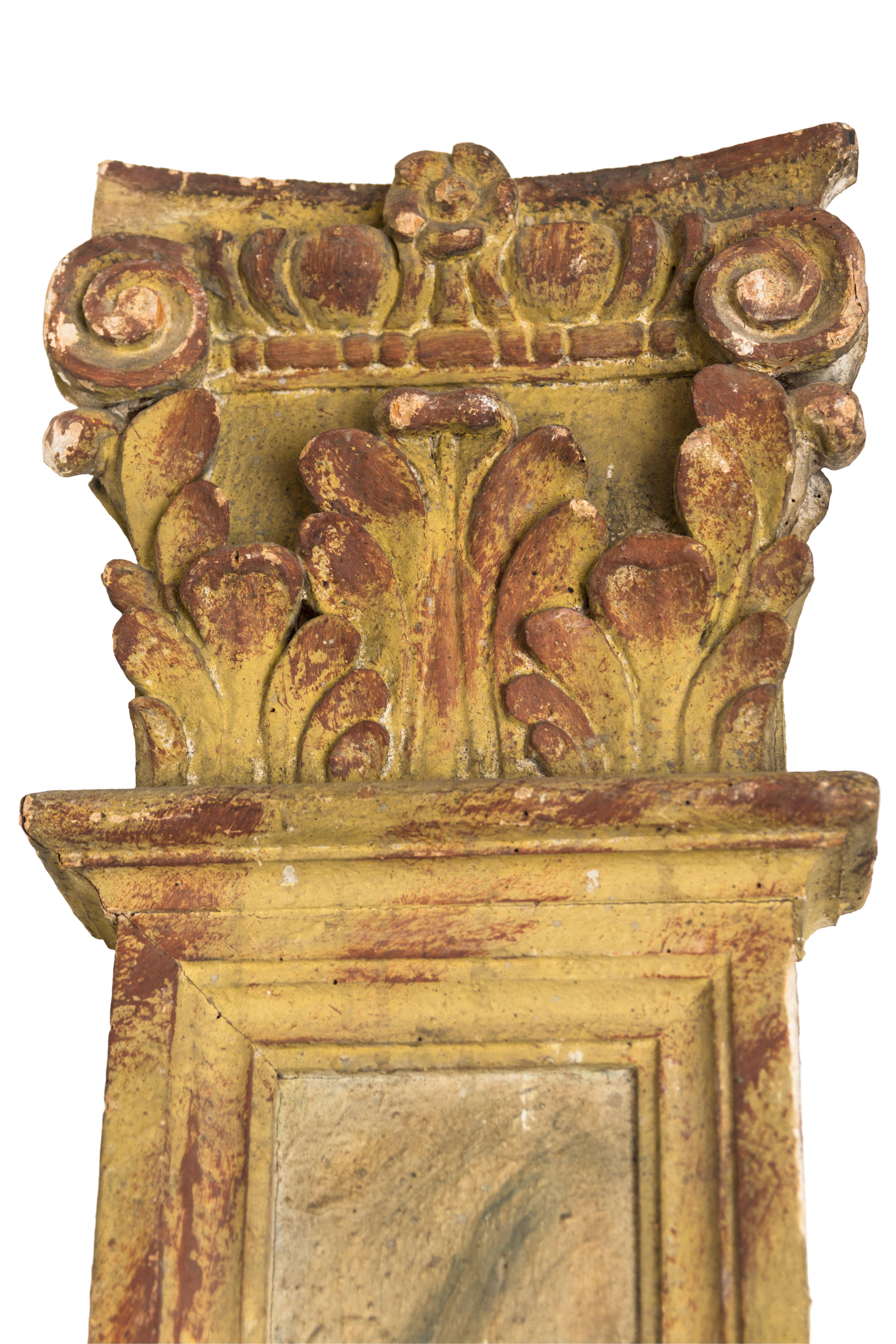 Paire de colonnes néoclassiques en bois laqué avec décors des chapiteaux, fin XVIIIe siècle (vers 1780)
Hauteur totale 240cm (chapiteau 25cm)
