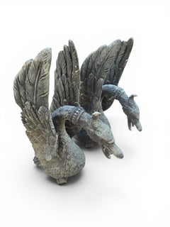 Paire de cygnes en bronze patiné vert, années 1950