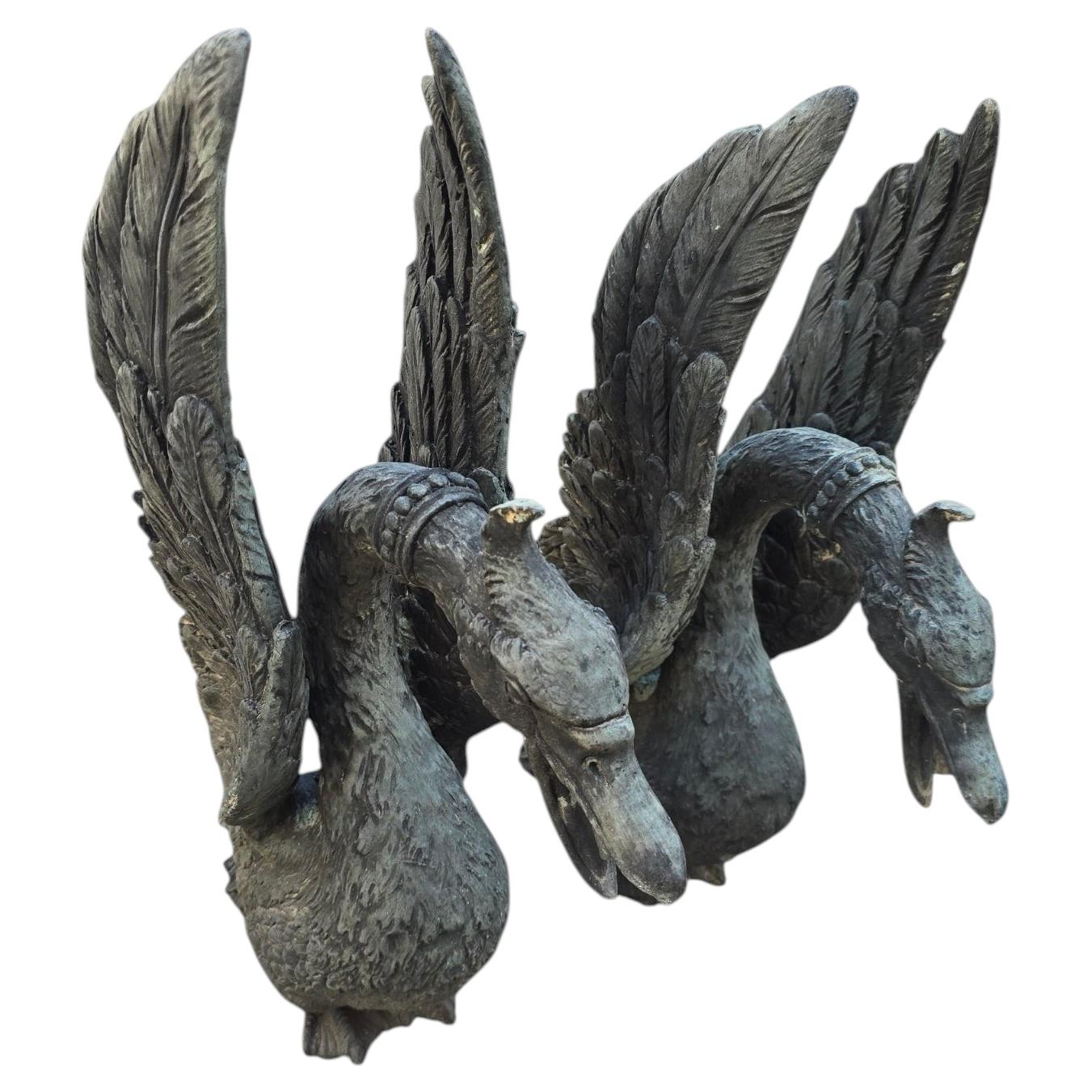 Paire de cygnes en bronze patiné vert, années 1950 For Sale