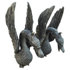 Paire de cygnes en bronze patiné vert, années 1950