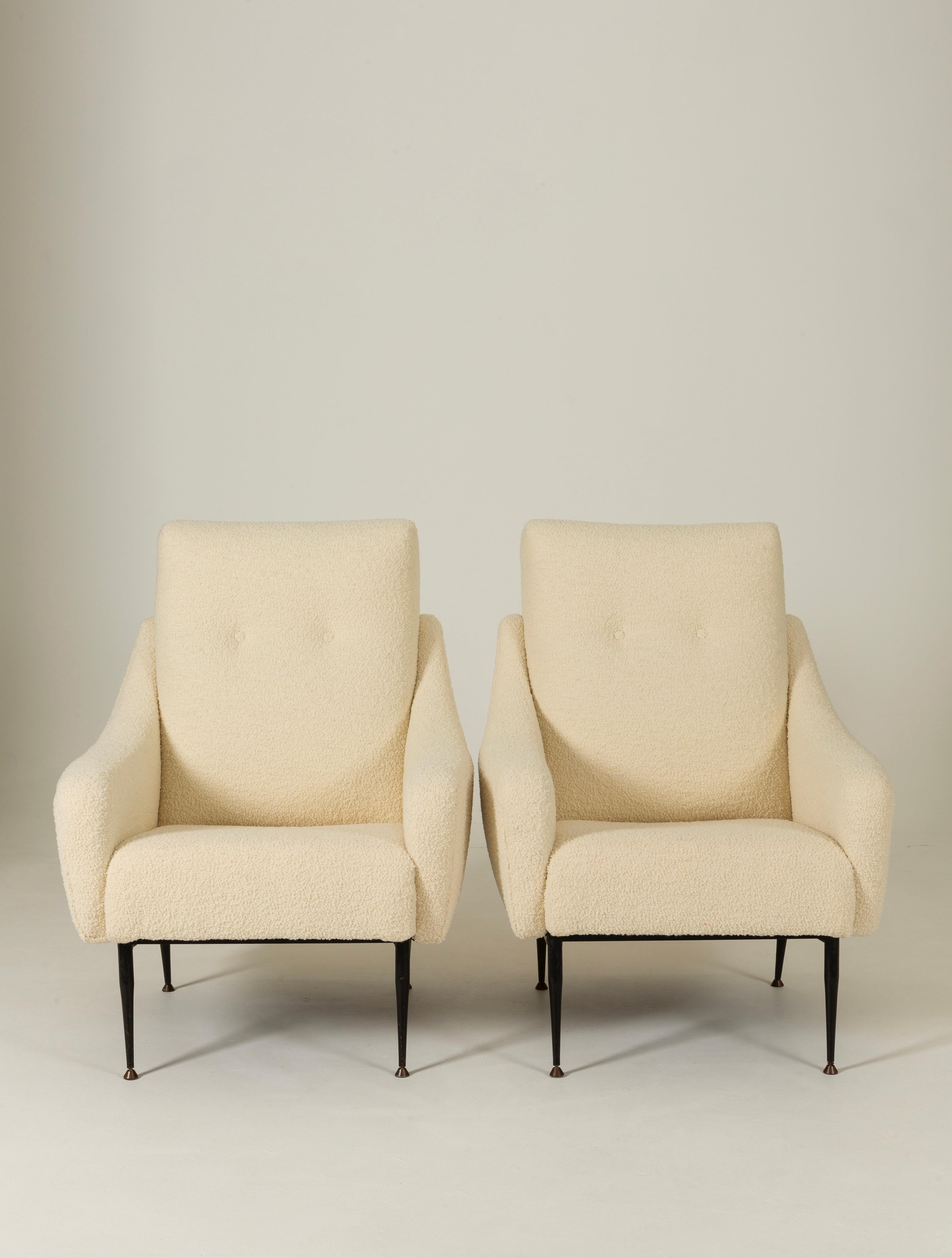 Paire de fauteuils italiens vers 1950. Cette paire de fauteuils italiens a été entièrement restaurée et tapissée dans un tissu bouclé premium blanc crème. Pieds compas aiguillés.