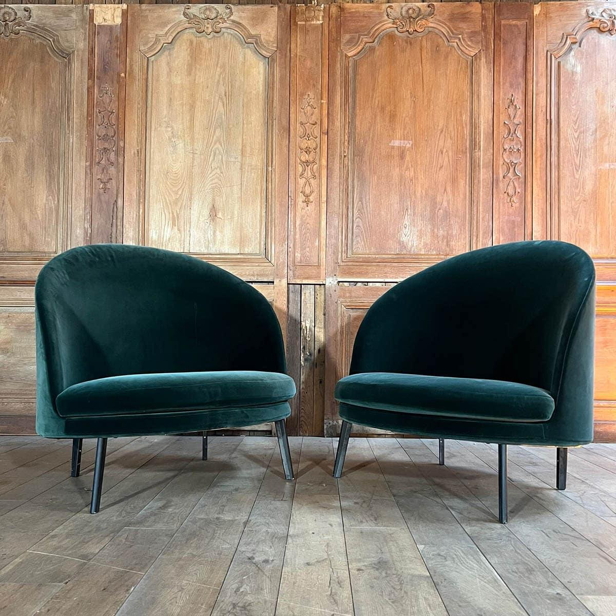 Les fauteuils Arflex Delfino sont des pièces très prisées du design italien du milieu du XXe siècle. Ils ont été conçus dans les années 1950 par Erberto Carboni, un architecte et designer italien de renom, connu pour son approche innovante du