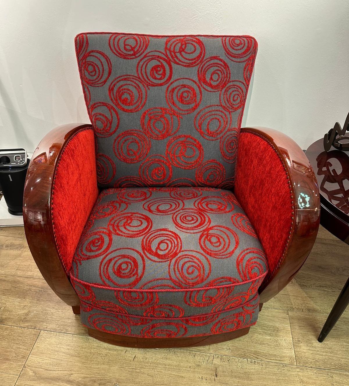 Très belle paire de fauteuils Art-Déco en palissandre et tissu velours de couleur rouge et gris
Très confortable
Ces fauteuils ont été entièrement restaurés. Superbe assise