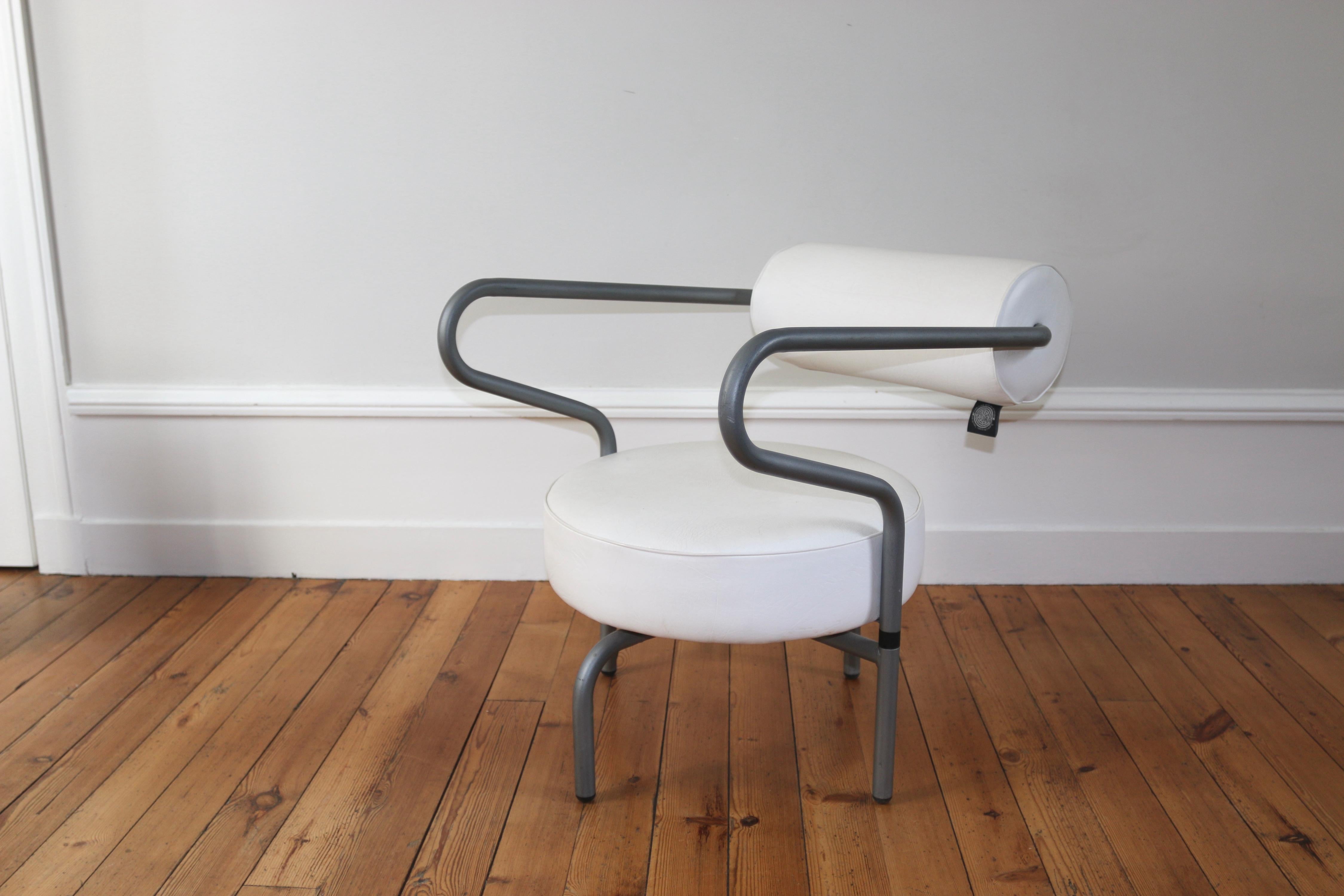 Faux Leather Paire de fauteuils bas design vintage Natural Choice For Sale