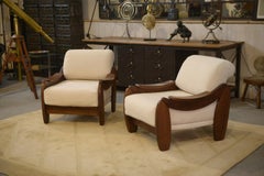Paire de fauteuils brutalistes en acajou et bouclettes écrues 1970's