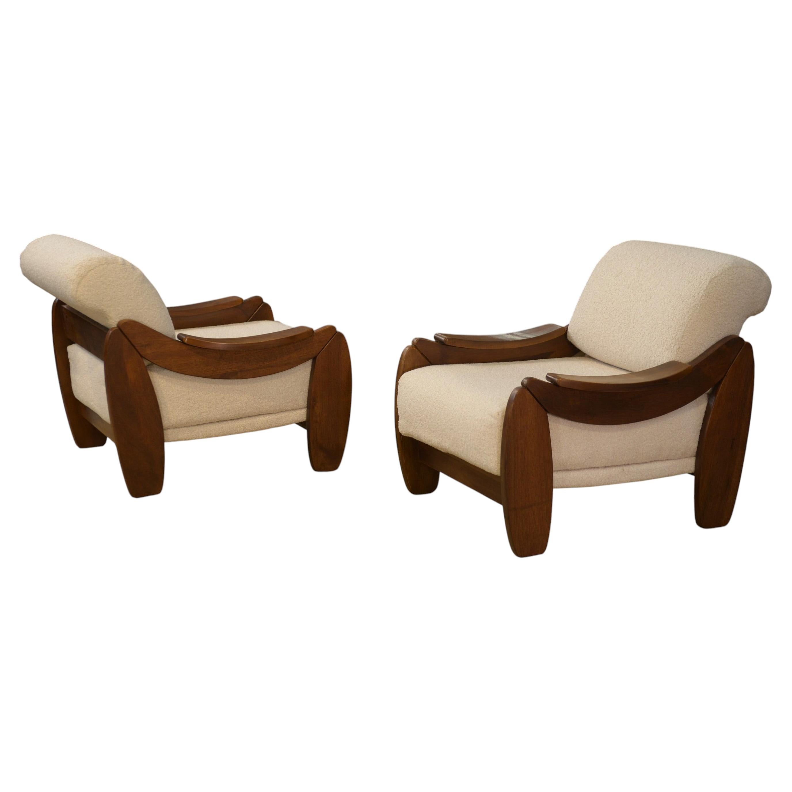 Paire de fauteuils brutalistes en acajou et bouclettes écrues 1970's For Sale