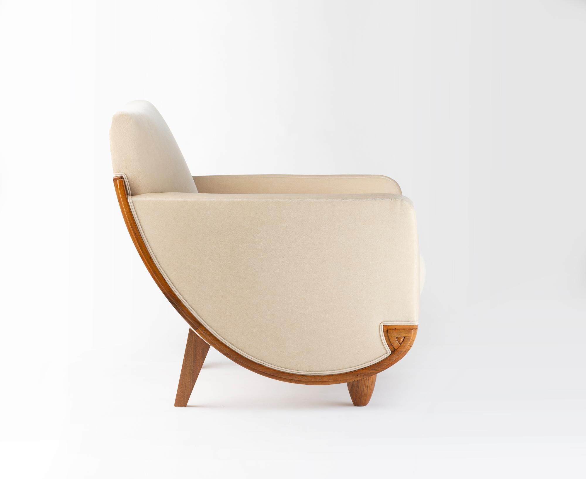 Coppia di poltrone di Alfred Lévy, 1930 circa, eseguite dalla Maison Majorelle.
Queste poltrone di grande impatto incarnano lo spirito modernista degli anni '30, unendo il rigore architettonico al comfort. La struttura in noce massiccio delinea