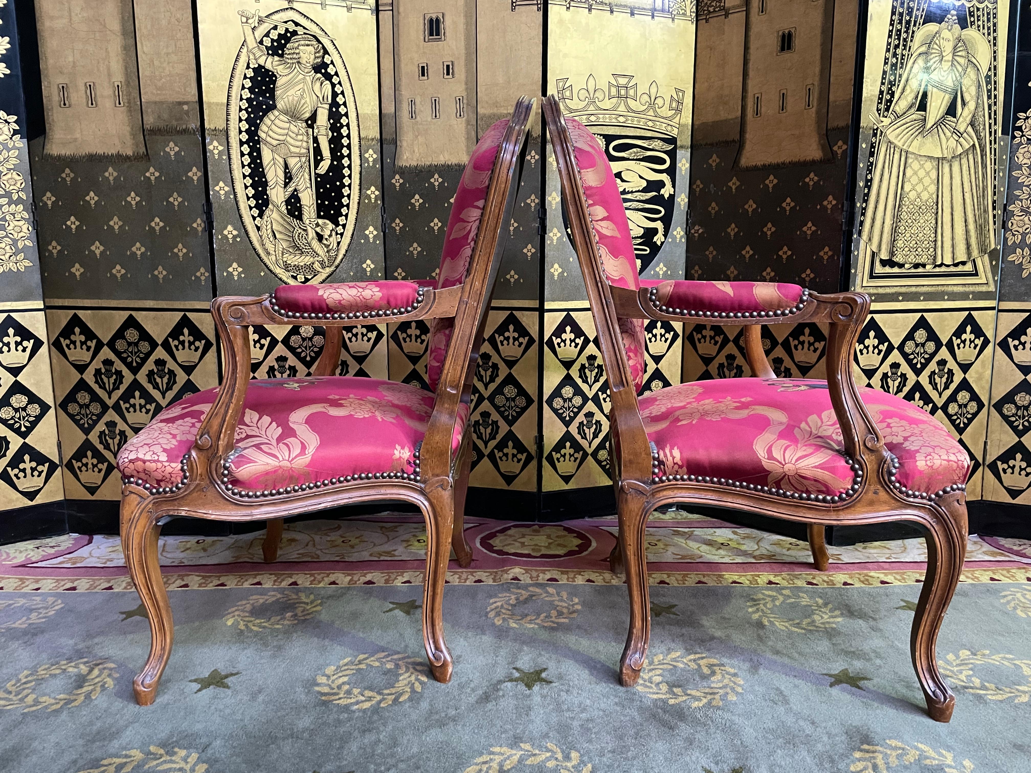 Paire de fauteuils cabriolets de style Louis XV récemment entièrement restaurés et en excellent état . 
 
Tissu de soierie à motifs de danseurs.