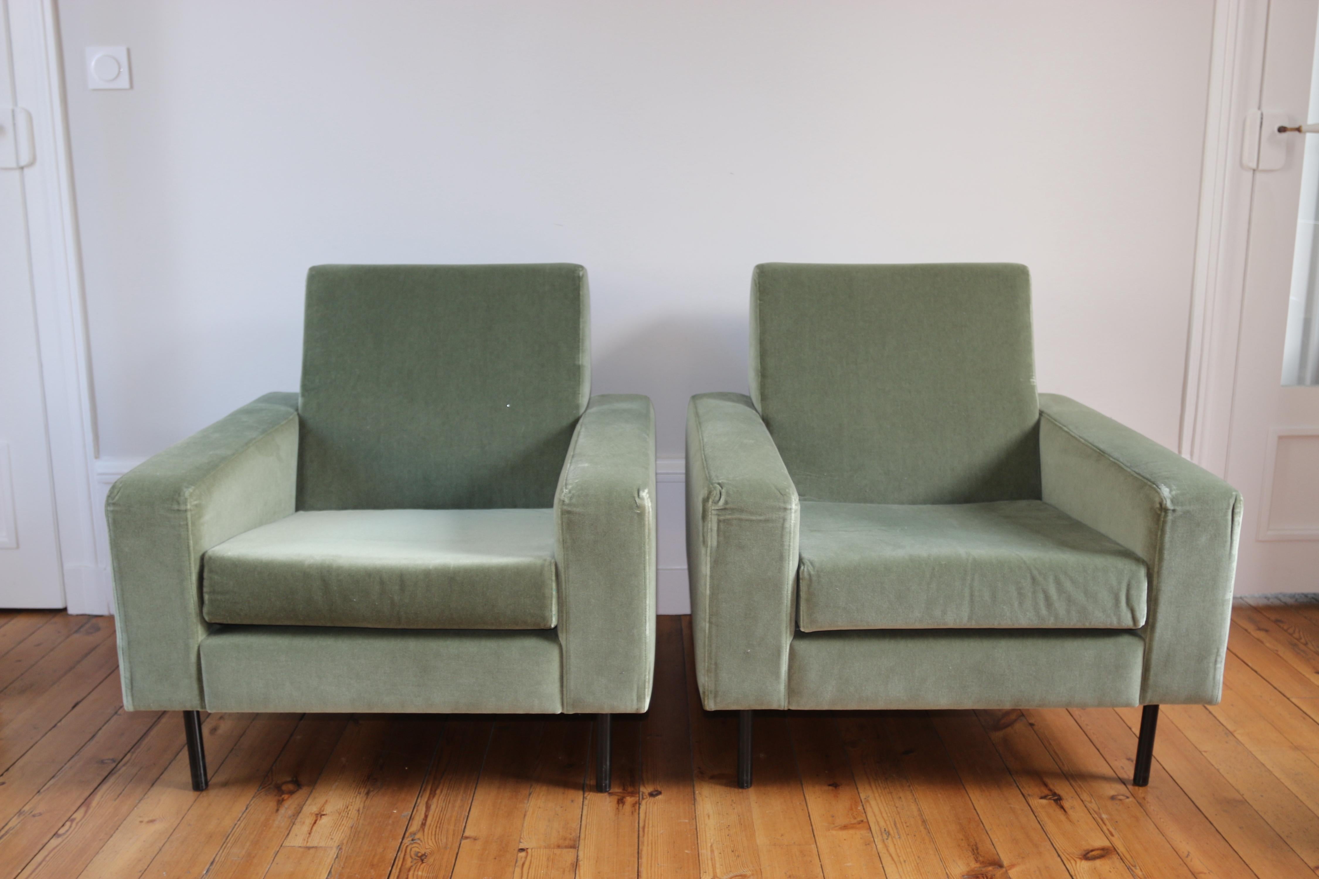 Paire de fauteuils moderniste dans l'esprit des fauteuils Guariche
vraisemblablement dessinés par Paolizzi pour les éditions Zol

vente à l'unité possible

en velours vert amande
très bon état (refait récemment), les coins des accoudoirs sont