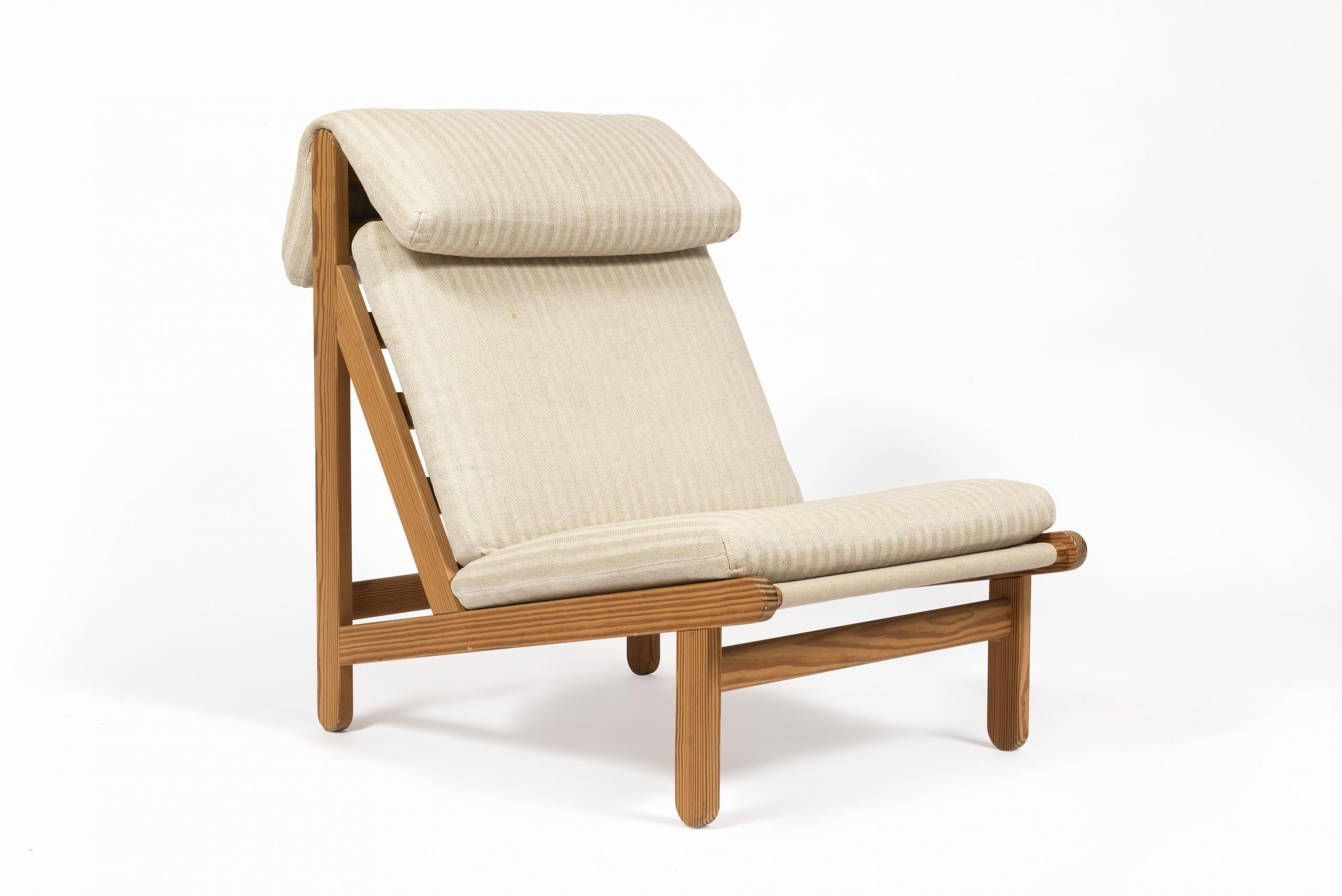 Fauteuils du designer danois Bernt Petersen (Danemark 1937-2017).

En chêne avec des coussins rembourrés, ils représentent le design danois, épuré, confortable et stylé.

Quelques taches, usure d’usage.
