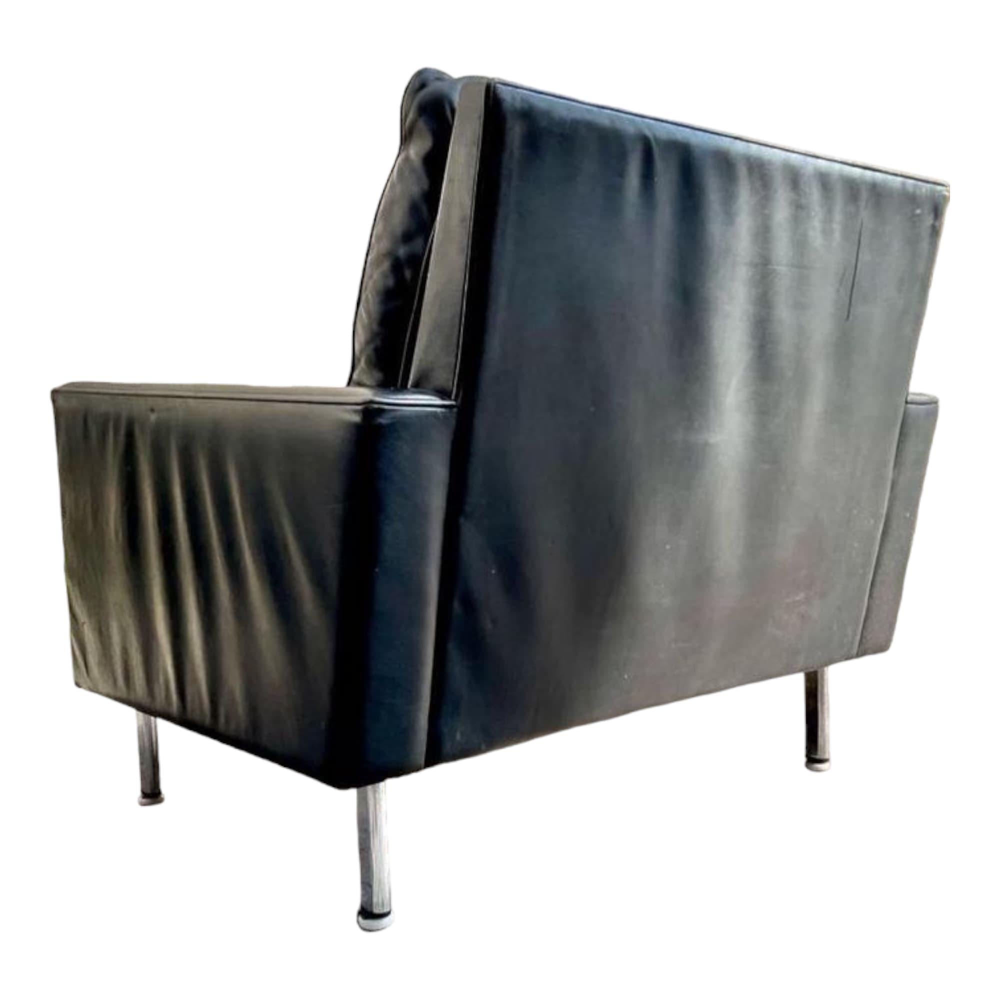 Très belle paire de fauteuils de George Nelson, modèle Loose Cushion, pour Herman Miller. Ces superbes antiquités datant de 1970 offrent un design intemporel et un confort exceptionnel. Avec une hauteur d'assise de 41 cm, ces fauteuils sont parfaits