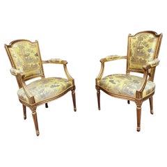 Paire de fauteuils de style Louis XVI en bois doré, tissu brodé à décor chinois
