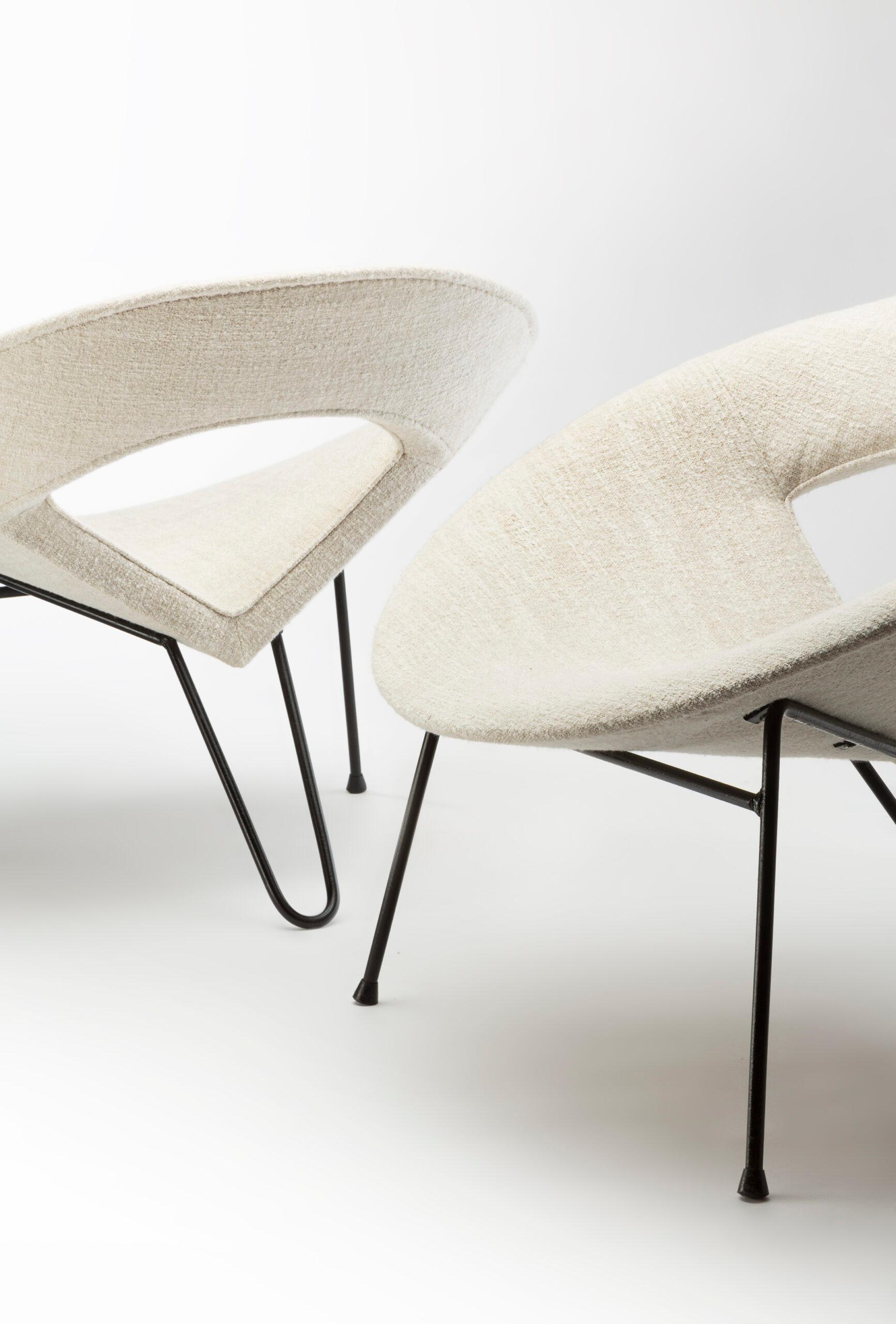 Queste poltrone di Henri Lancel hanno un design decisamente moderno e scultoreo. Si tratta di una seduta circolare svasata con un'apertura centrale che alleggerisce la silhouette e crea un gioco di pieni e vuoti. Il rivestimento è in tessuto leggero