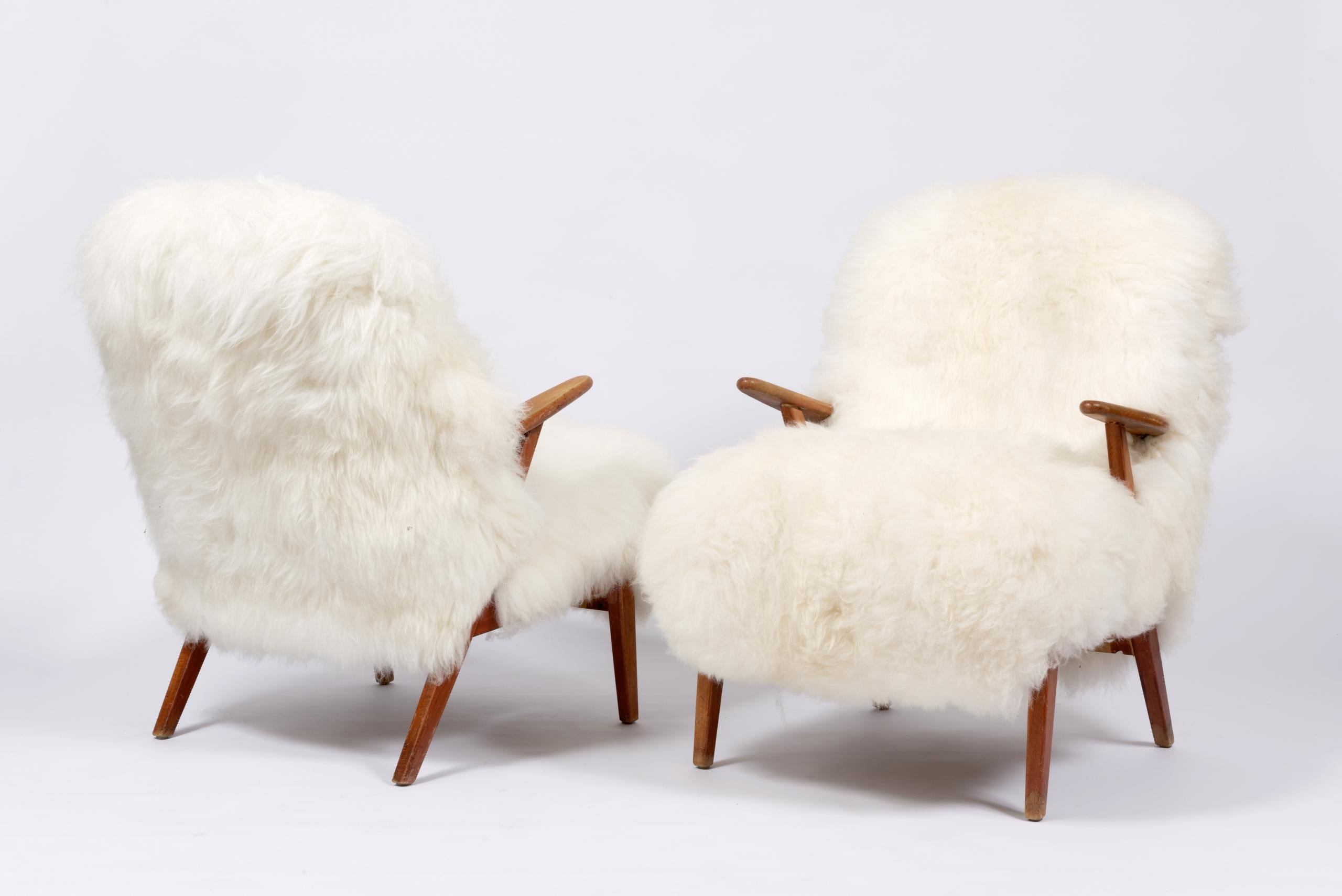 Modèle suédois chaleureux et confortable, de style moderne du milieu du siècle, rembourré en peau de mouton.

Dimensions : H 83 x L 60 x P 53 cm et hauteur d’assise 43 cm.
