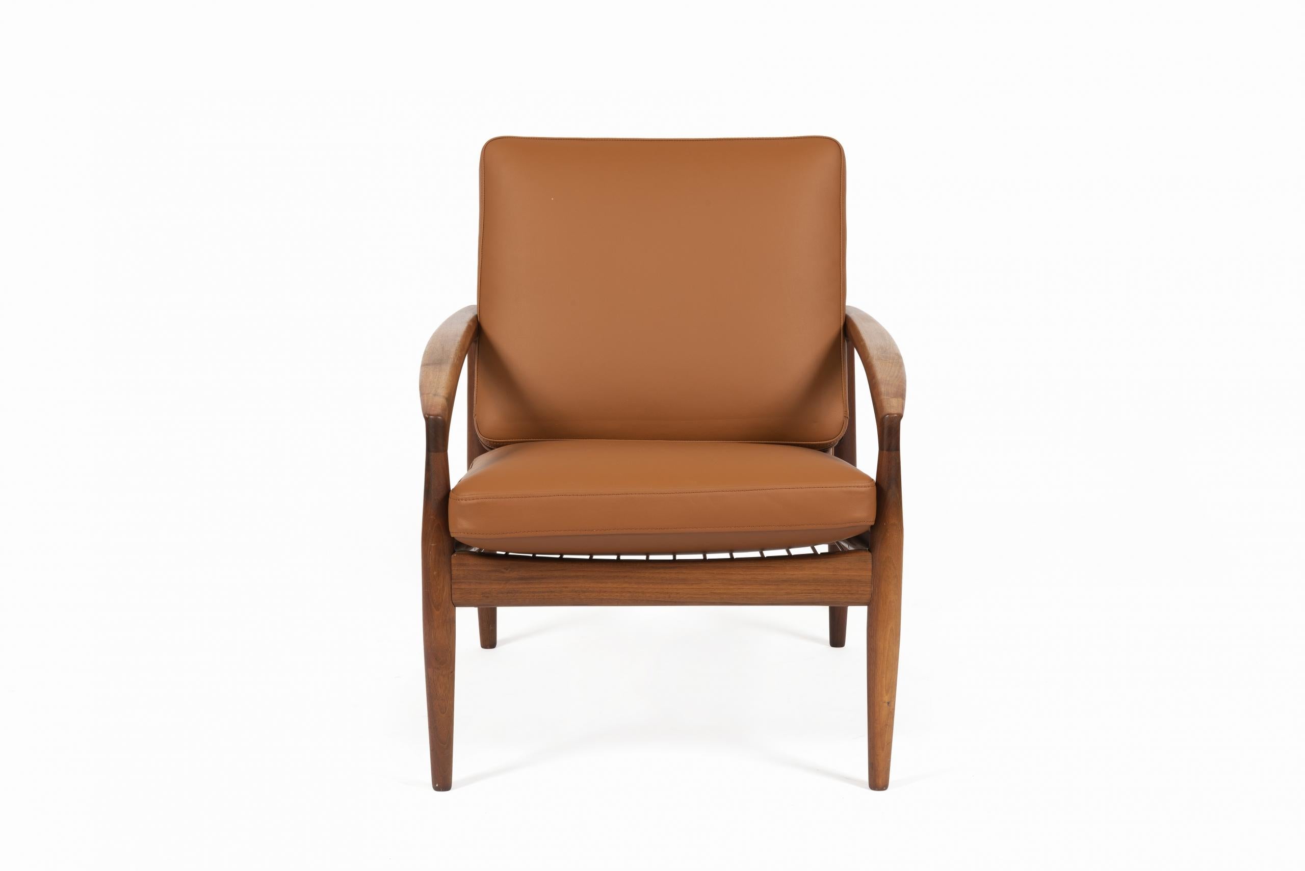 Paire de fauteuils design, modèle 121, ‘Paper Knife’, Kai Kristiansen pour Magnus Olesen, 1956.

La structure est en teck massif avec dossier et coussin d’assise en mousse, recouverts de cuir cognac.
