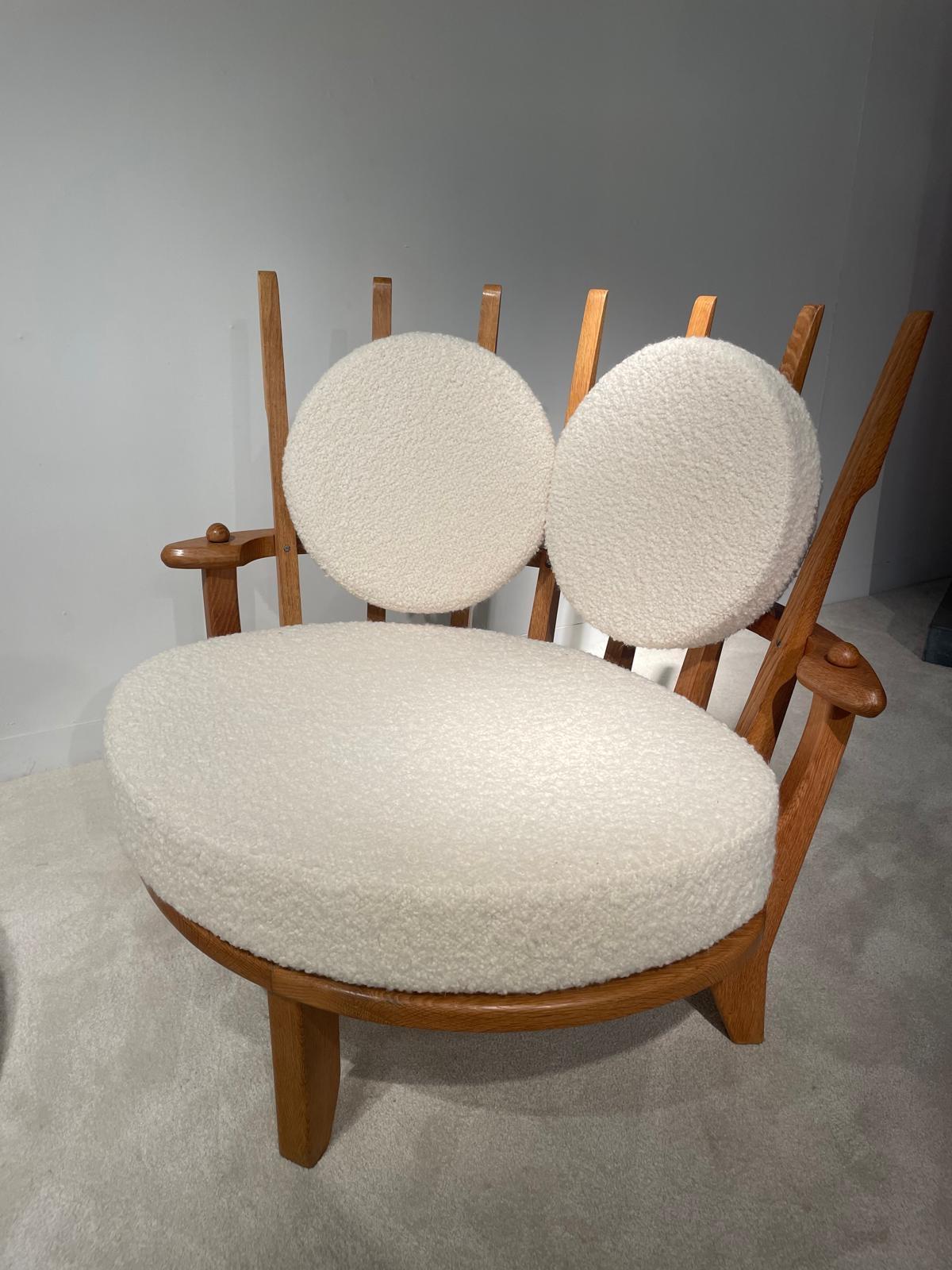 Creados en los años 50-60 por el emblemático dúo Robert Guillerme y Jacques Chambron, fundadores de la empresa de muebles Votre Maison de Lille, estos sillones encarnan la excelencia del diseño francés de posguerra.Su estructura de roble macizo,