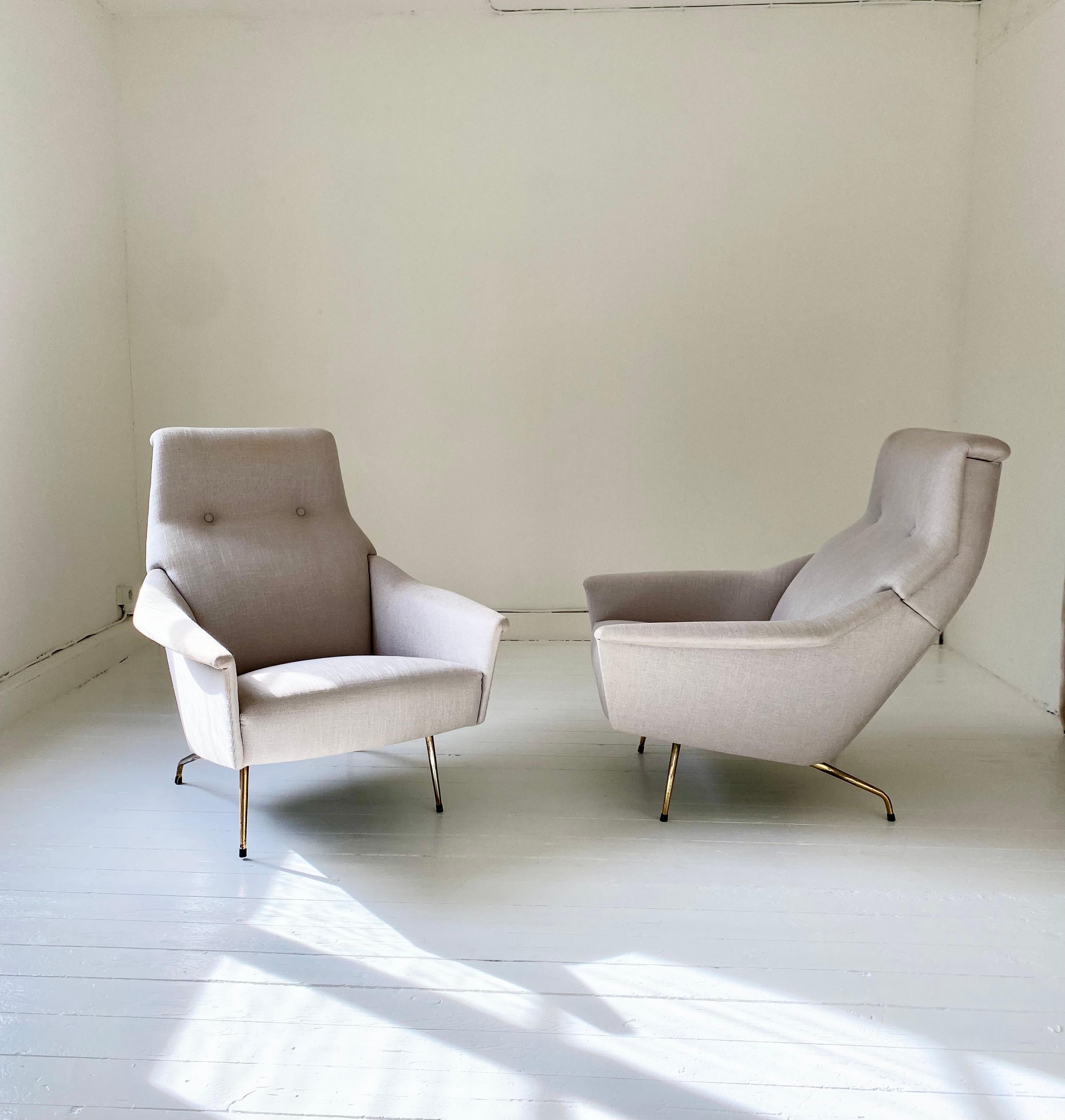 Paire de fauteuils créés par le désigner français Guy Besnard et édité en 1962 par Guy Besnard & Cie. 
La tapisserie en coton « gris-beige » est en très bon état , pas de marque ni de tache. La tapisserie n’est pas d’origine 
L’ergonomie et le