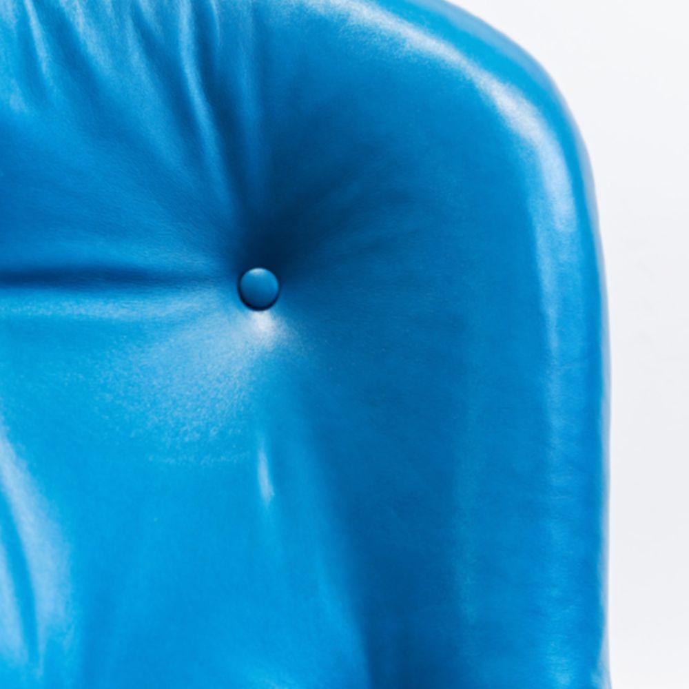 Conjunto de sillones con carcasa de fibra de vidrio y asiento de cuero. 