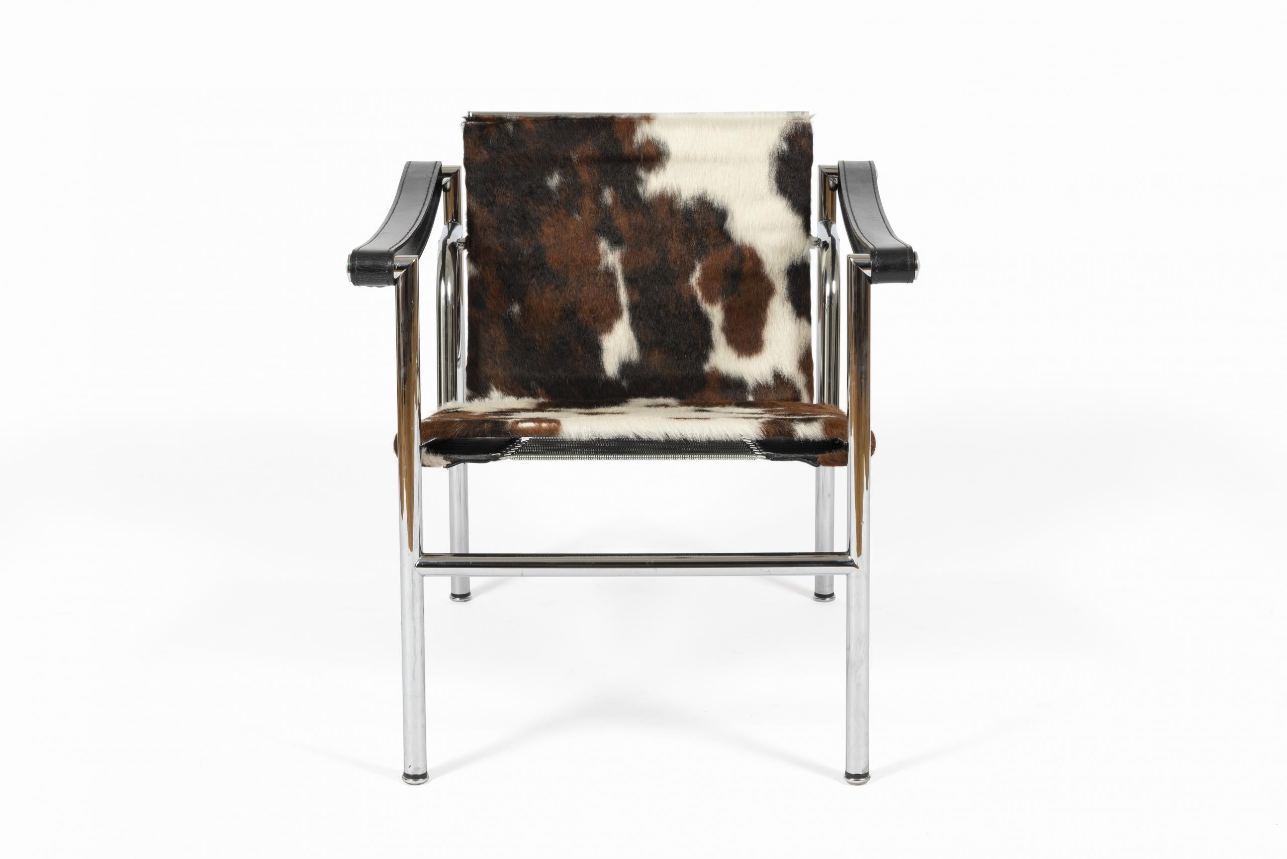 Premières chaises LC1 numérotées, conçues par Le Corbusier & Pierre Jeanneret en 1928 et fabriquées par Cassina à partir des années 1960.

Numéro d’identification 56048, Édition Cassina d’origine certifiée.

Revêtement en cuir, cuir poilu, cuir