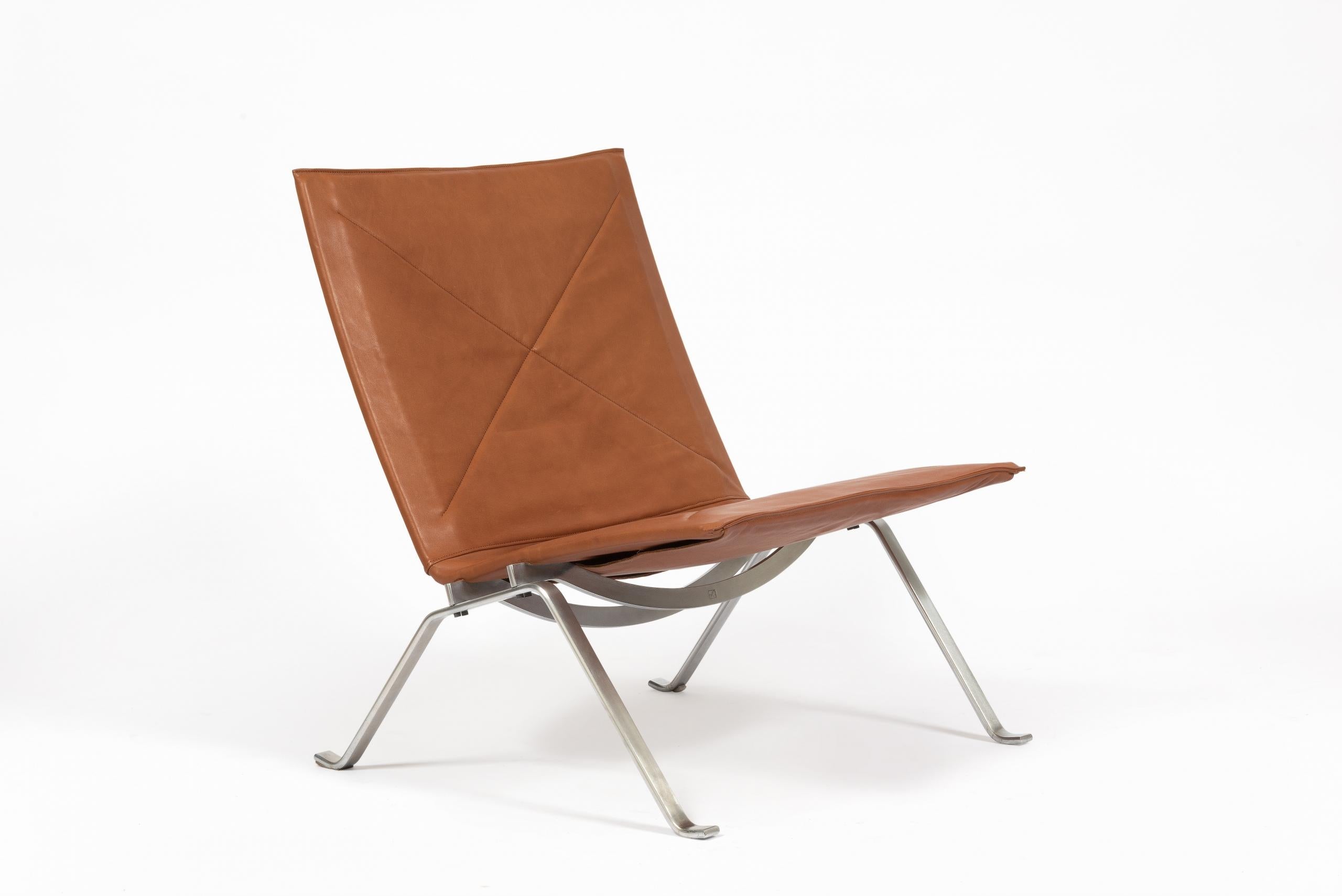 Paire de fauteuils modèle “PK 22” de design danois de 1955, par Poul Kjærholm pour E. Kold Christensen.

Structure en acier brossé avec assise et dossier en cuir marron.